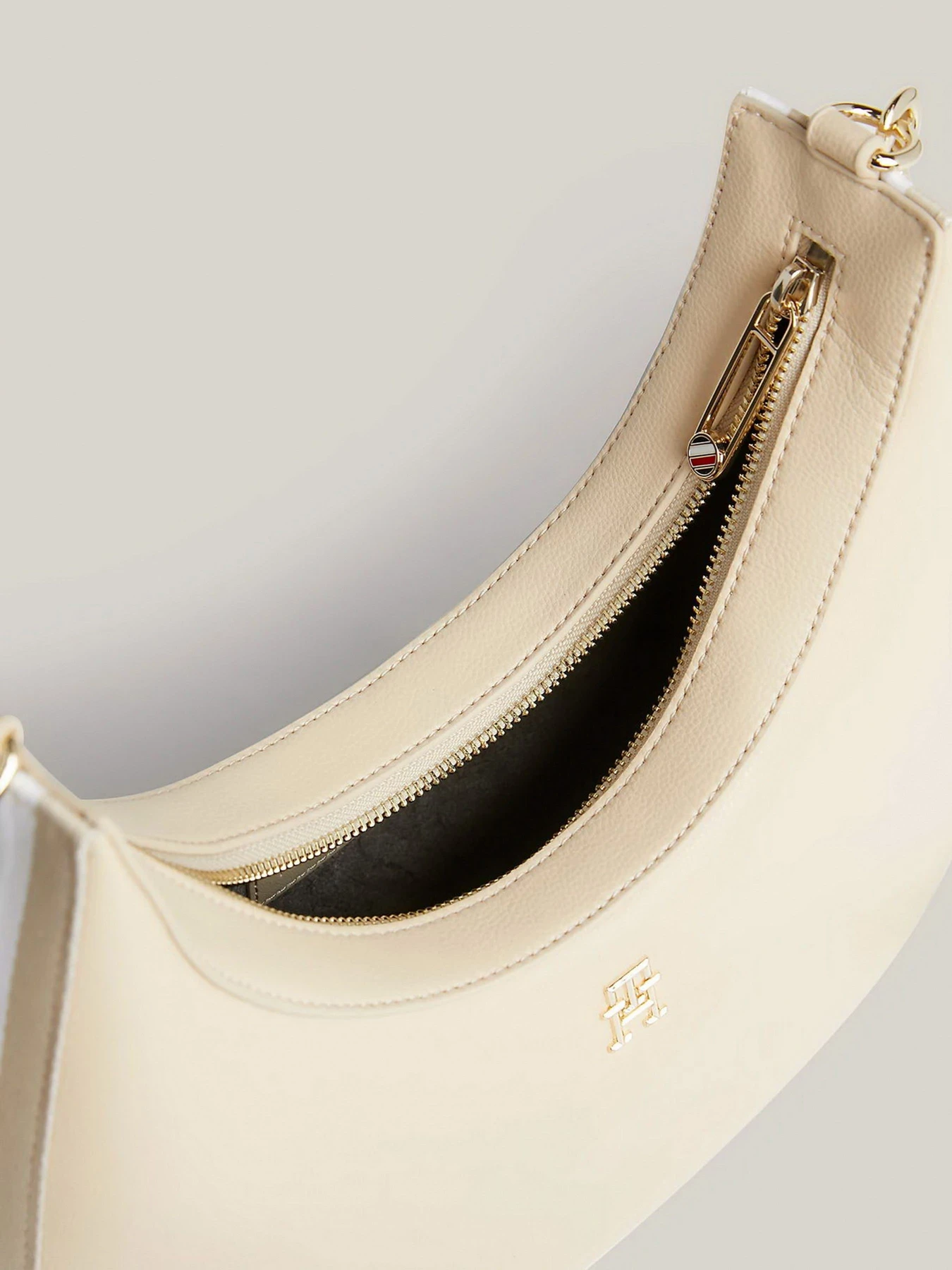 Сумки Tommy Hilfiger модель AW0AW15723-AES Сумки Tommy Hilfiger модель AW0AW15723-AES Фото