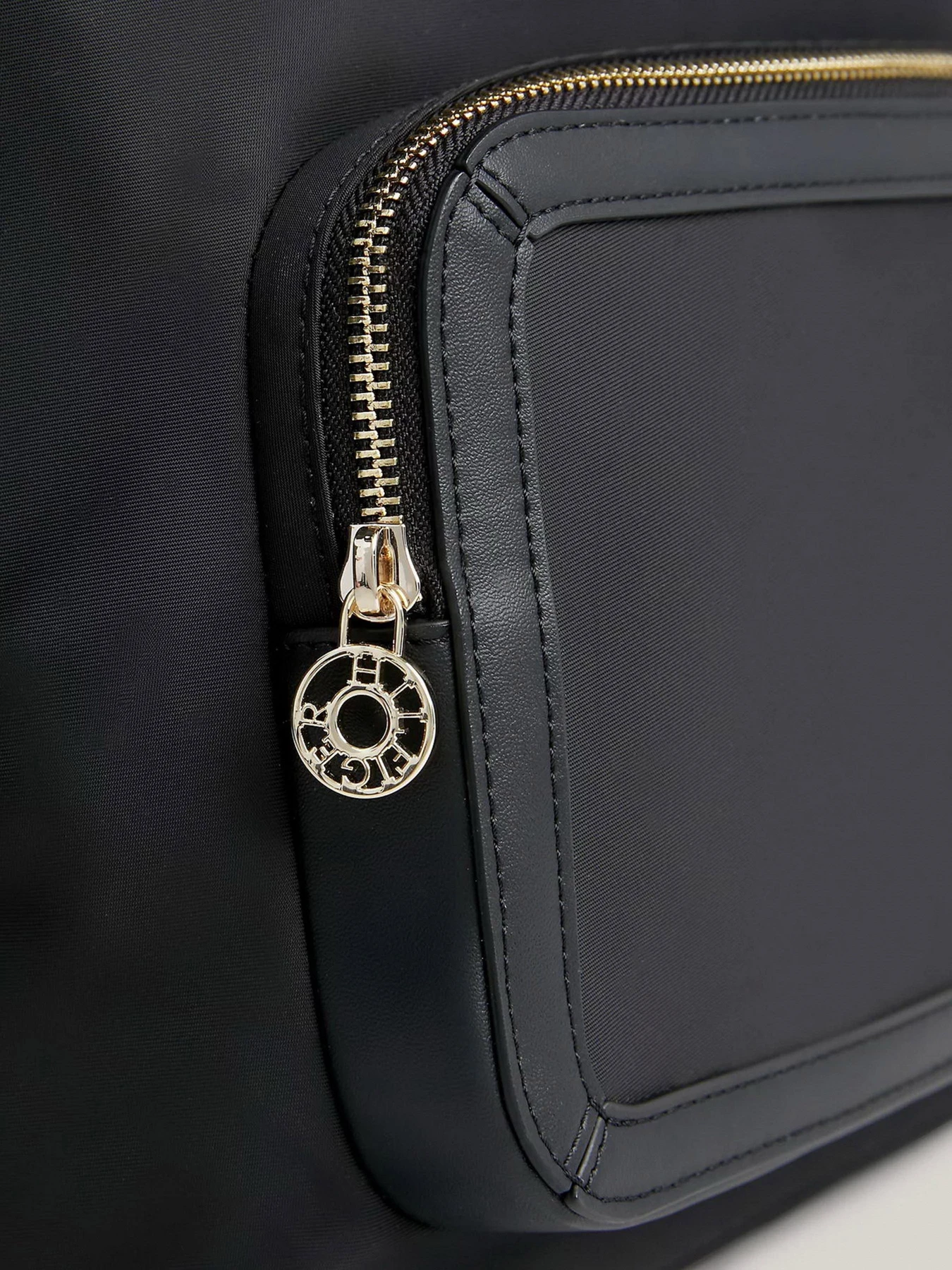 Рюкзаки Tommy Hilfiger модель AW0AW15718-BDS Рюкзаки Tommy Hilfiger модель AW0AW15718-BDS Фото