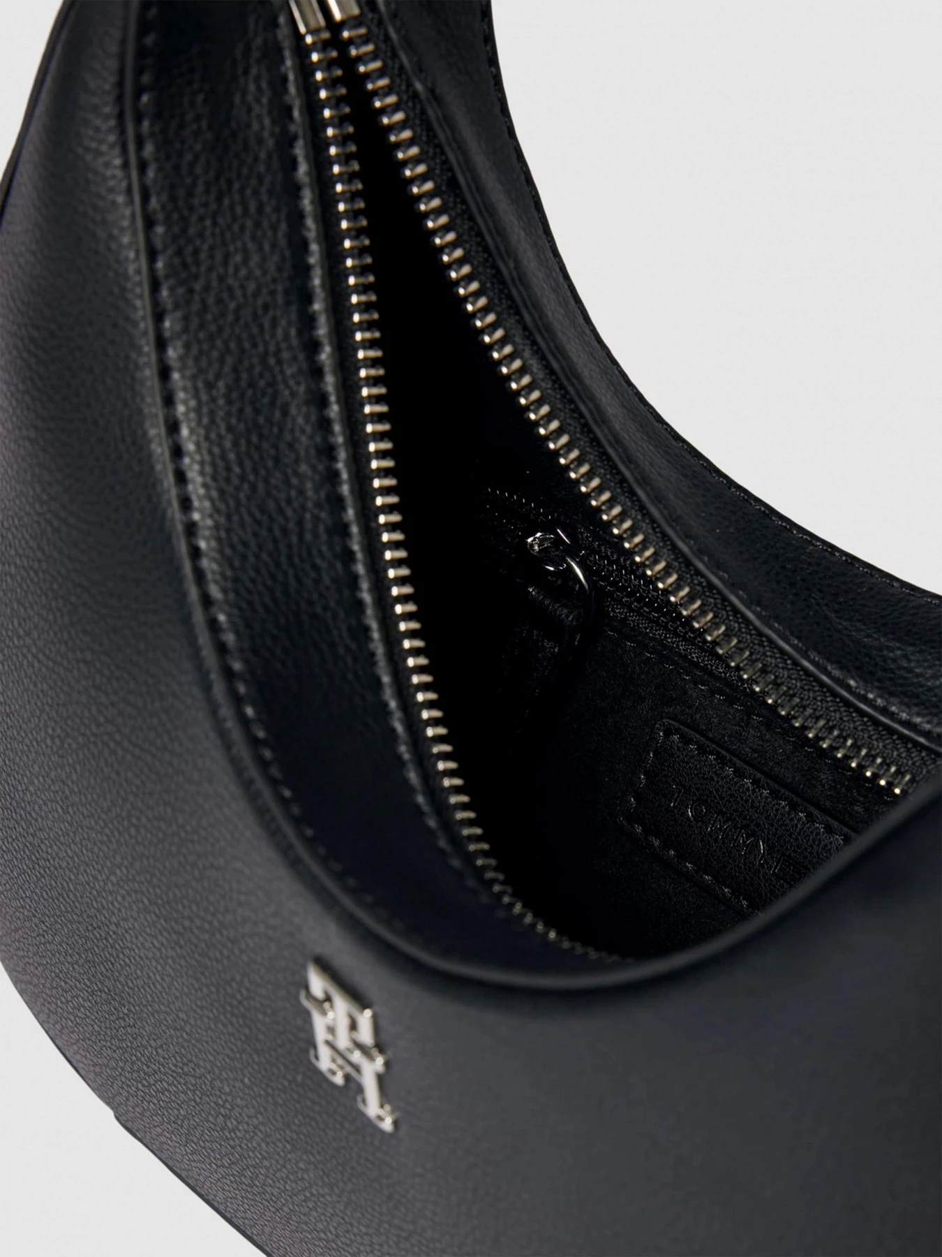 Сумки Tommy Hilfiger модель AW0AW15705-BDS Сумки Tommy Hilfiger модель AW0AW15705-BDS Фото