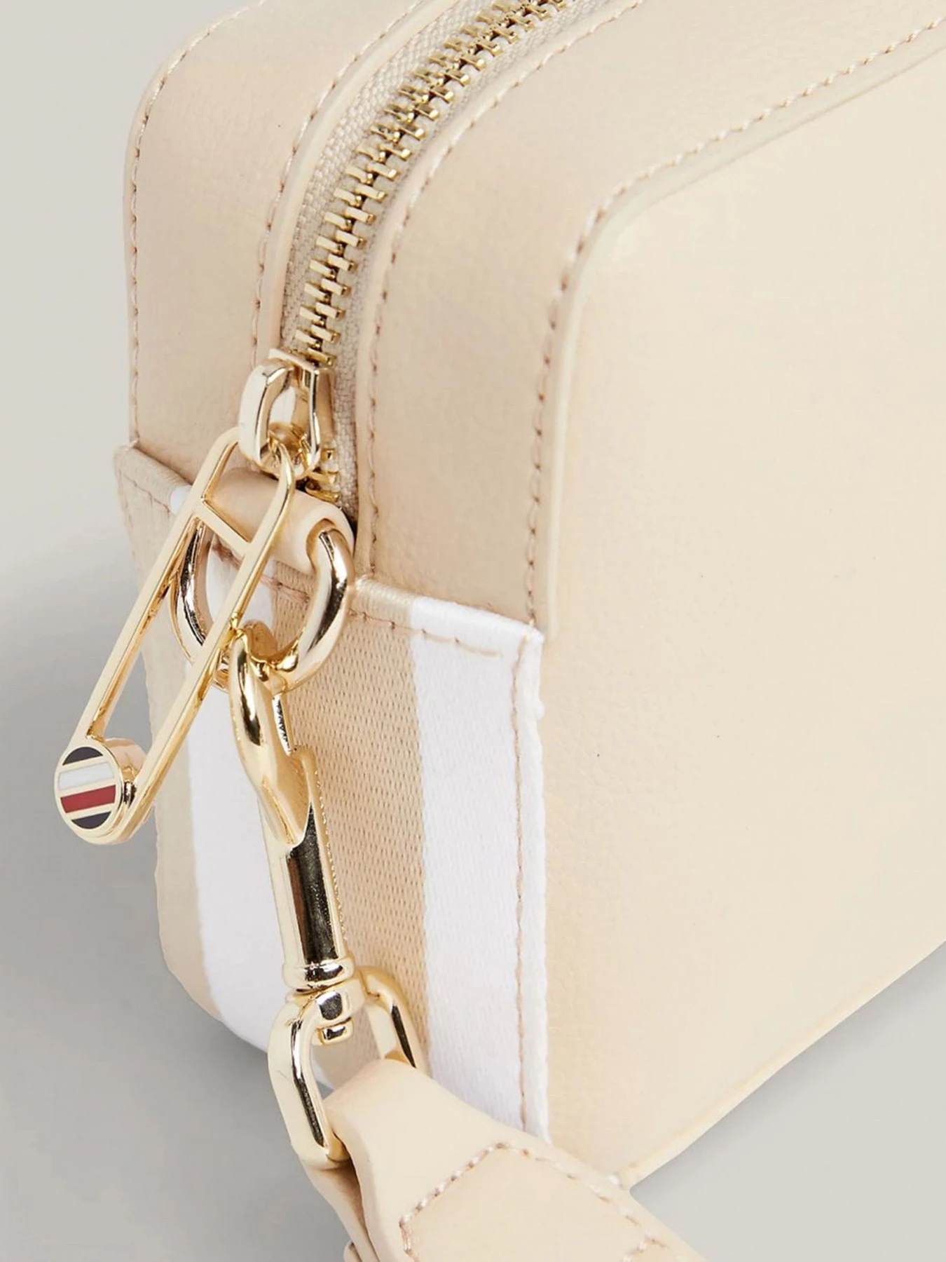 Сумки Tommy Hilfiger модель AW0AW15724-AES Сумки Tommy Hilfiger модель AW0AW15724-AES Фото