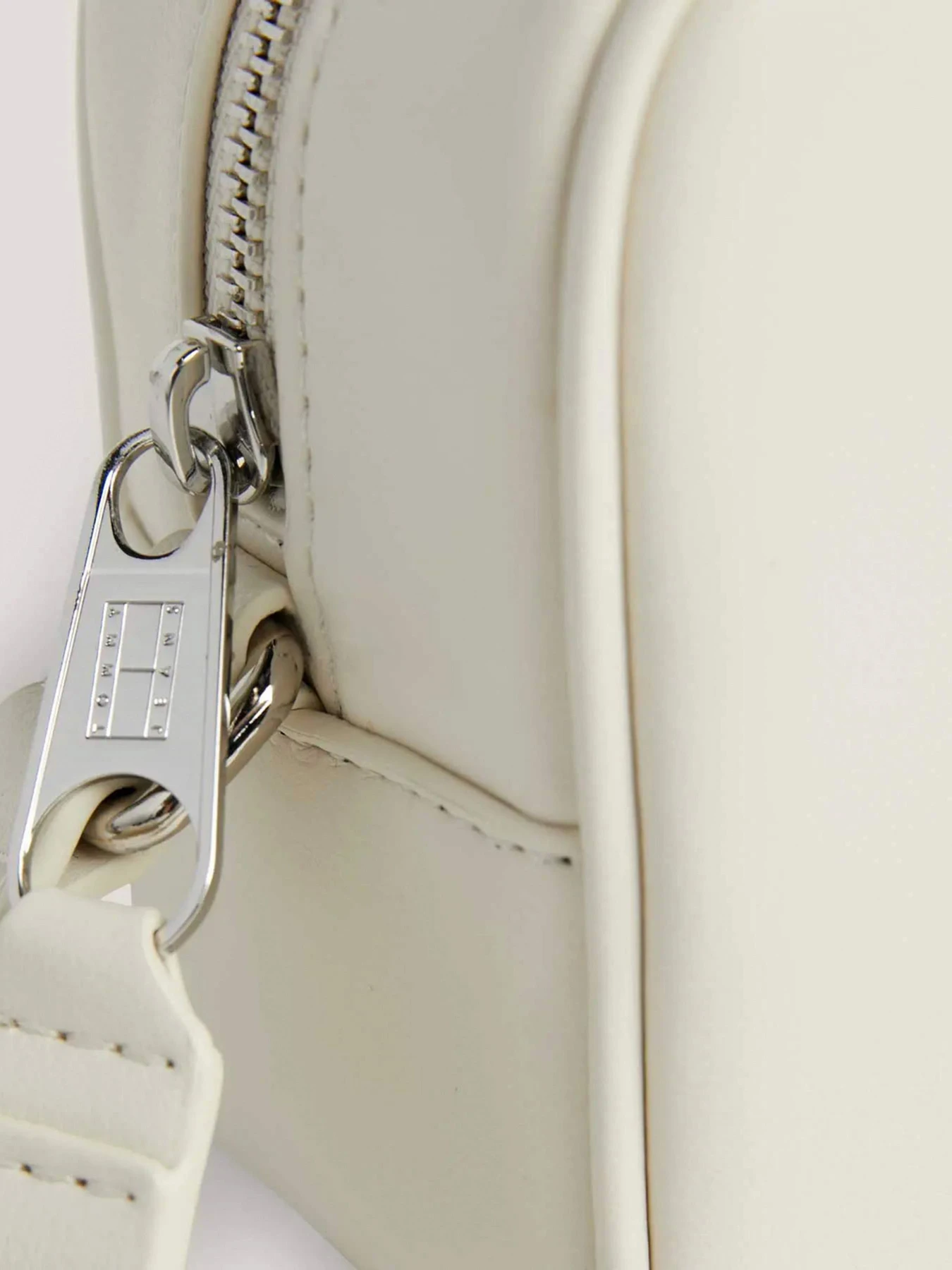 Сумки Tommy Hilfiger модель AW0AW15828-ACG Сумки Tommy Hilfiger модель AW0AW15828-ACG Фото