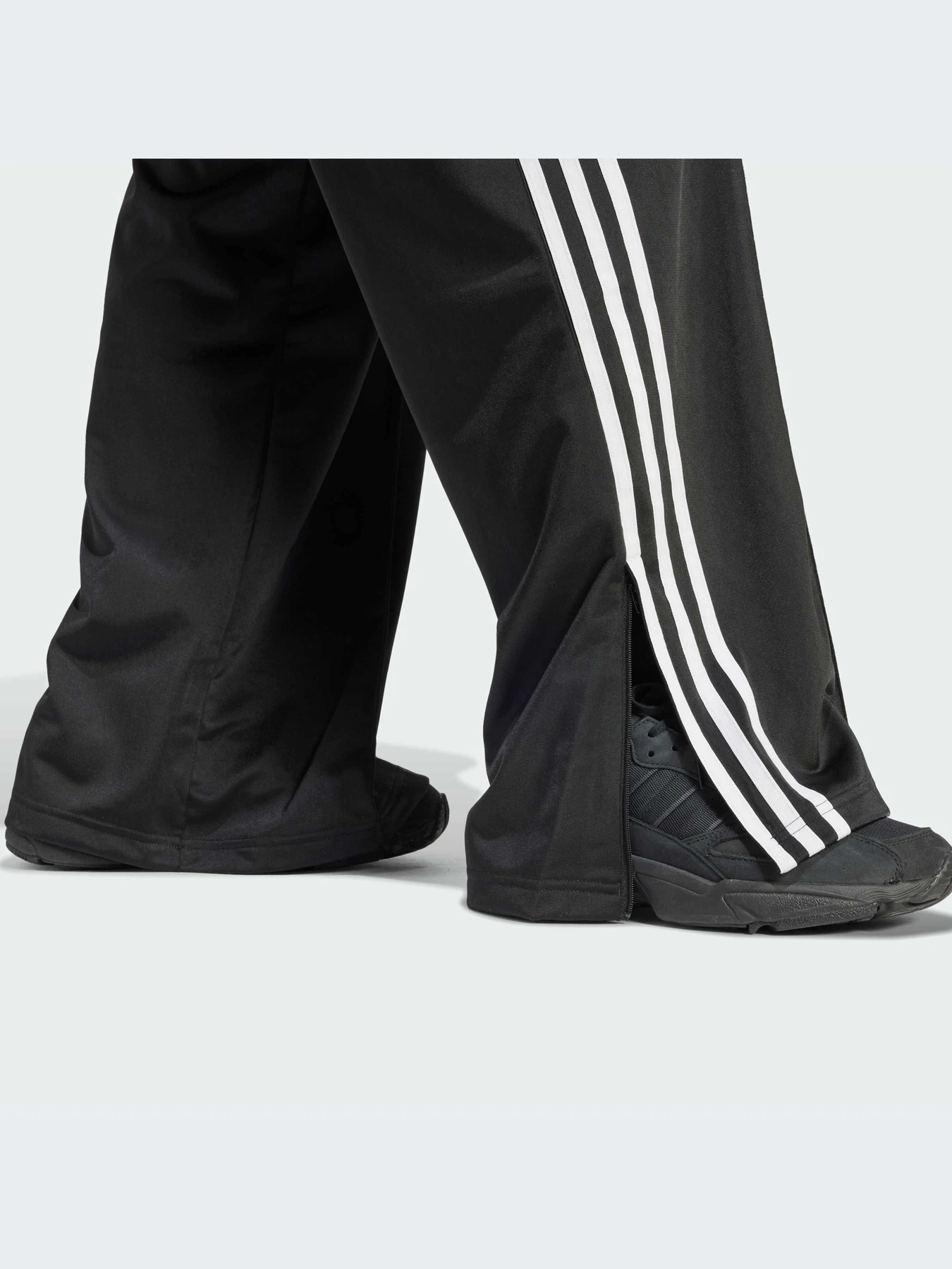 Брюки Adidas Adicolor модель IT7404-KZ Брюки Adidas Adicolor модель IT7404-KZ Фото