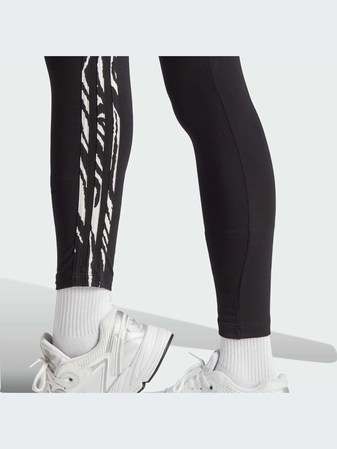 Брюки Adidas Graphics модель IJ7782-KZ Брюки Adidas Graphics модель IJ7782-KZ Фото