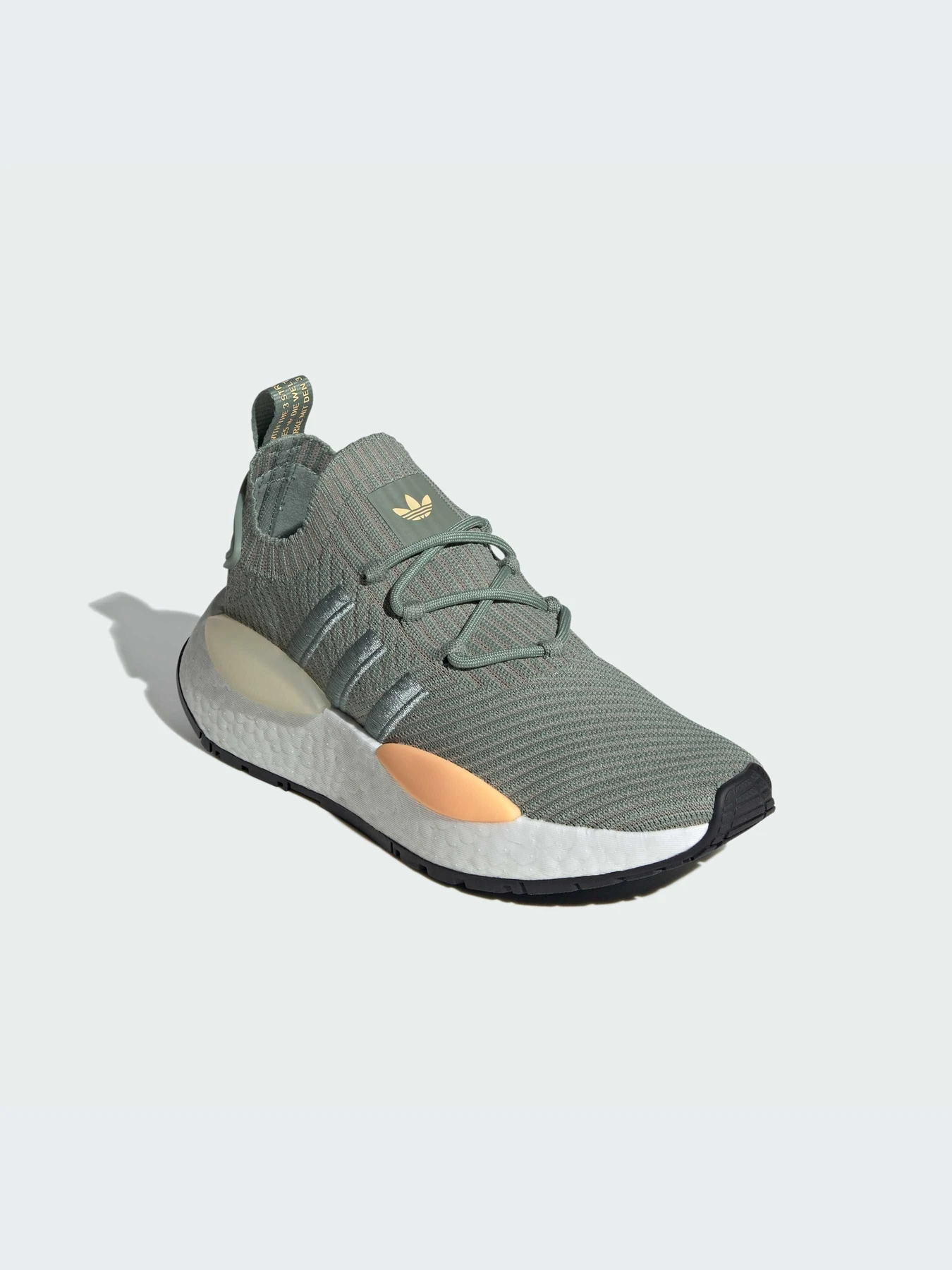 Кроссовки Adidas NMD модель IE9884-KZ Кроссовки Adidas NMD модель IE9884-KZ Фото