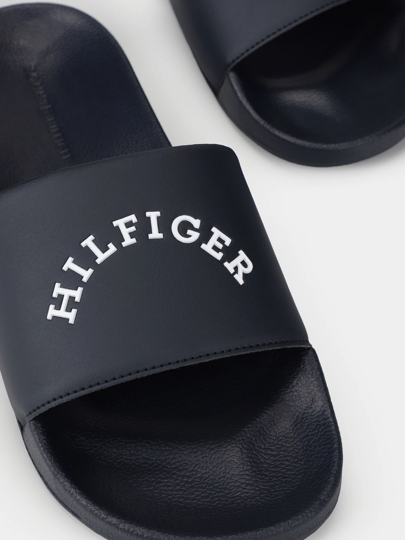 Шлёпанцы Tommy Hilfiger модель FM0FM04912-DW5 Шлёпанцы Tommy Hilfiger модель FM0FM04912-DW5 Фото