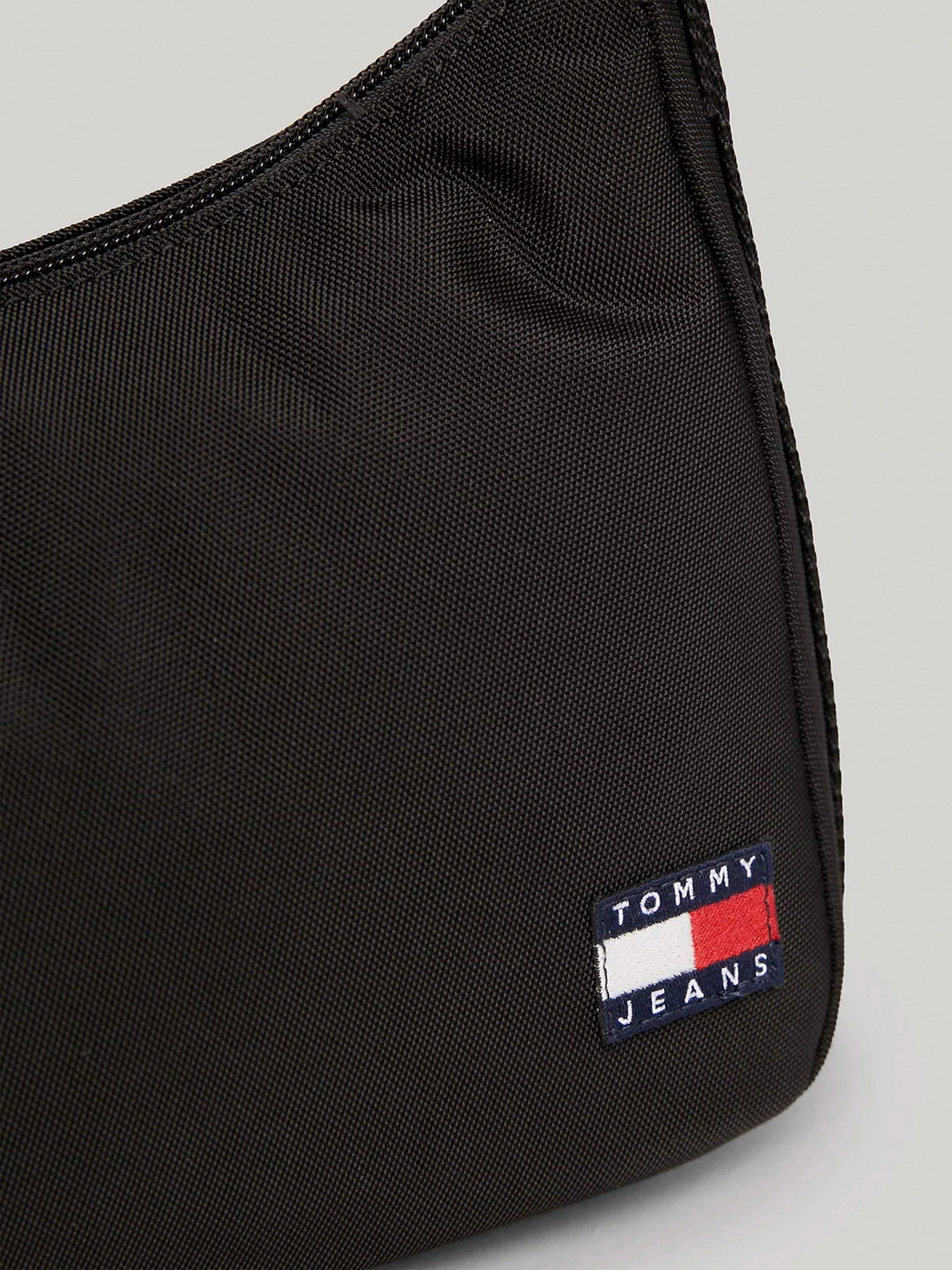 Сумки Tommy Hilfiger модель AW0AW15815-BDS Фото