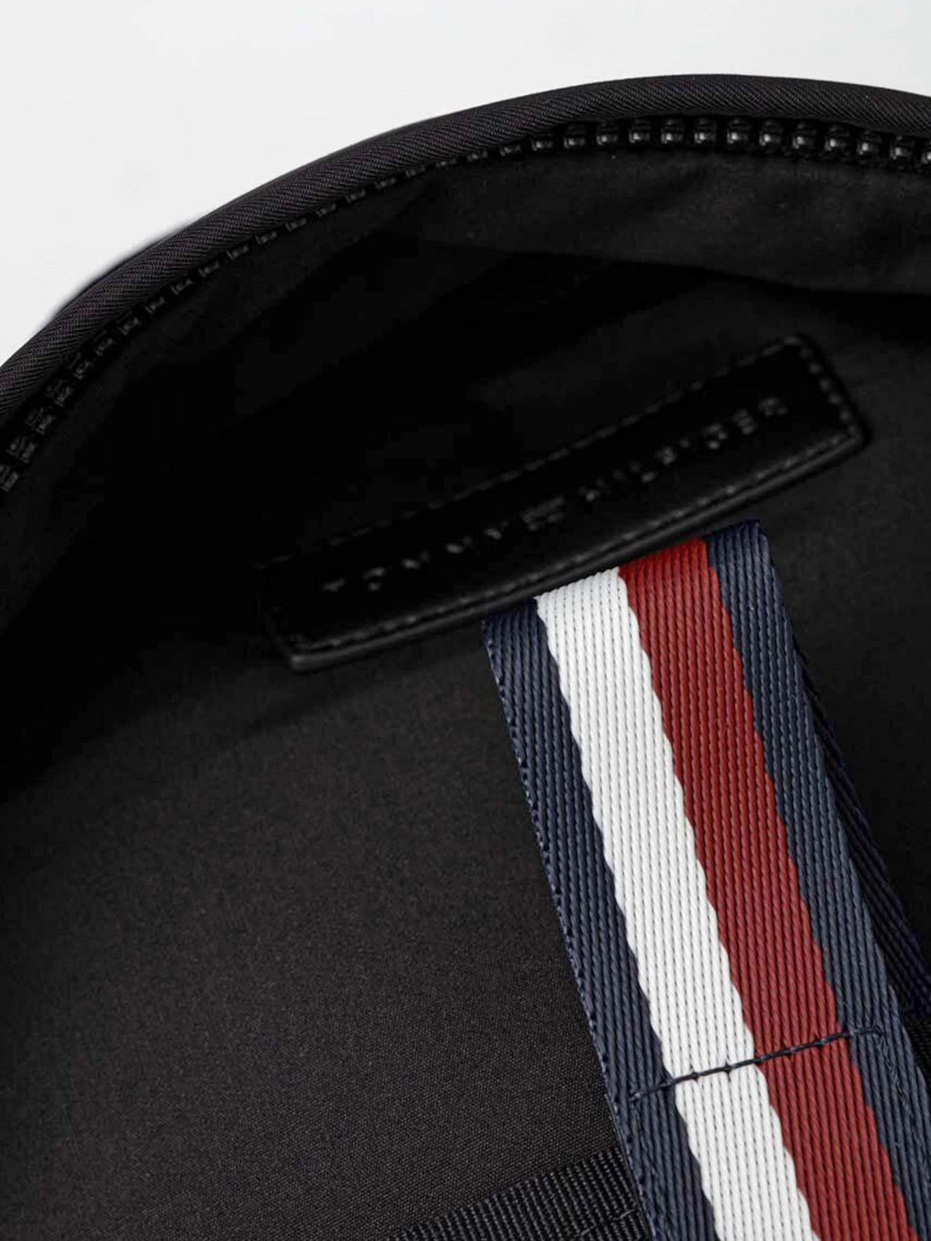 Рюкзаки Tommy Hilfiger модель AM0AM11788-BDS Рюкзаки Tommy Hilfiger модель AM0AM11788-BDS Фото