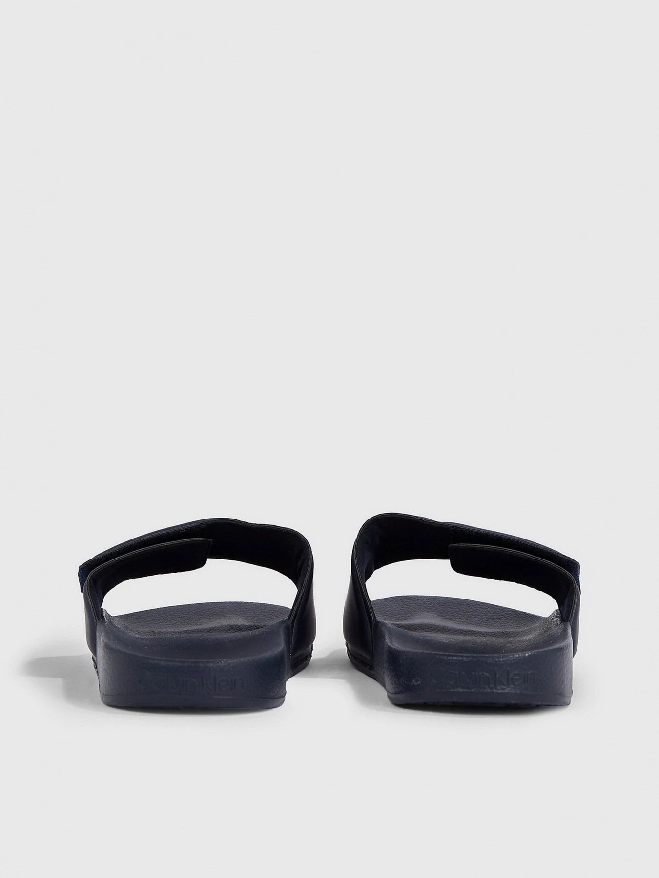 Шлёпанцы Calvin Klein модель HM0HM01357-DW4 Шлёпанцы Calvin Klein модель HM0HM01357-DW4 Фото