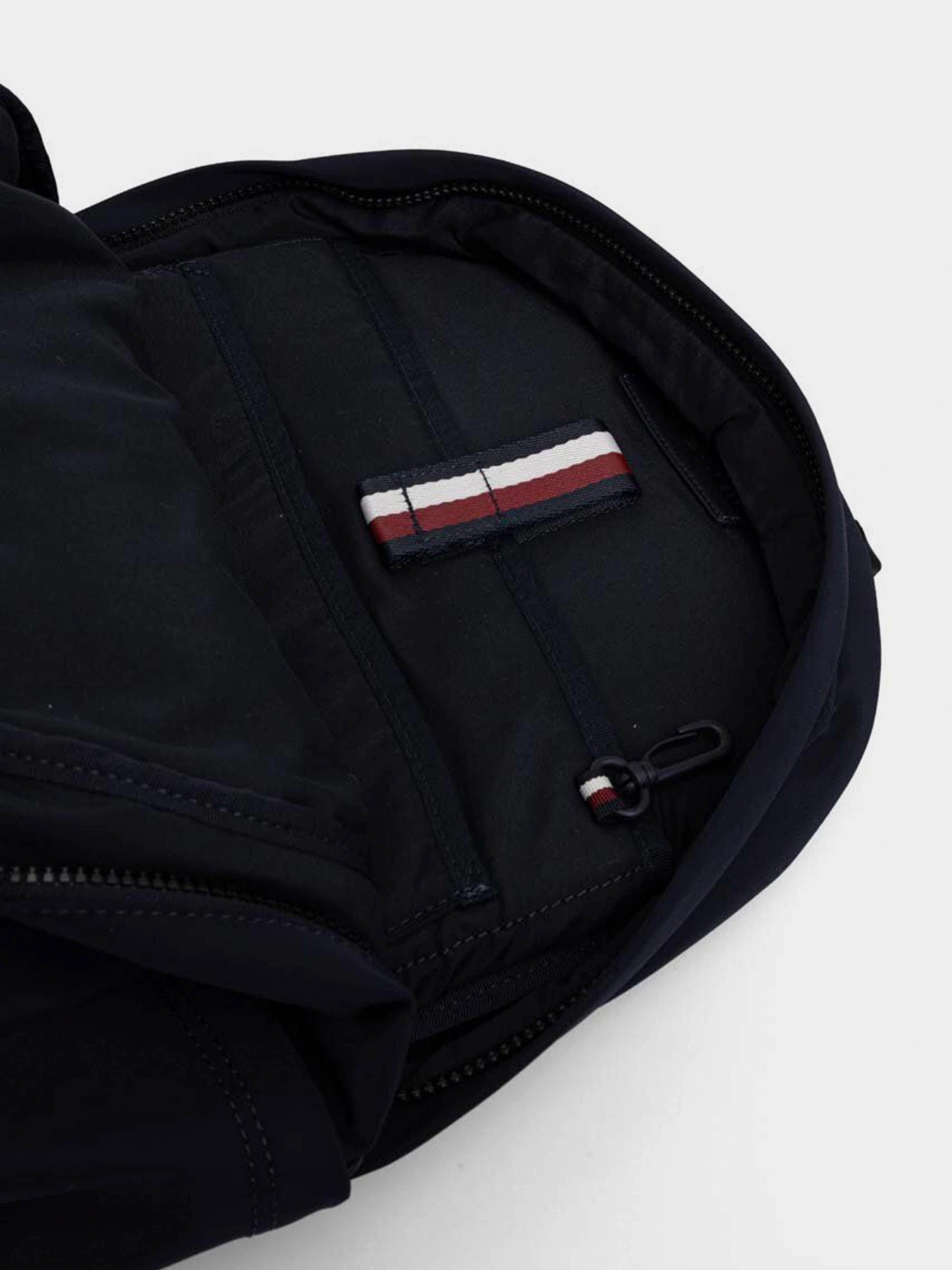 Рюкзаки Tommy Hilfiger модель AM0AM11788-DW6 Рюкзаки Tommy Hilfiger модель AM0AM11788-DW6 Фото
