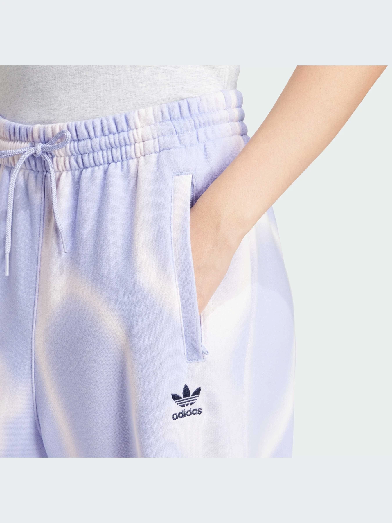 Брюки Adidas Graphics модель IS2490-KZ Брюки Adidas Graphics модель IS2490-KZ Фото