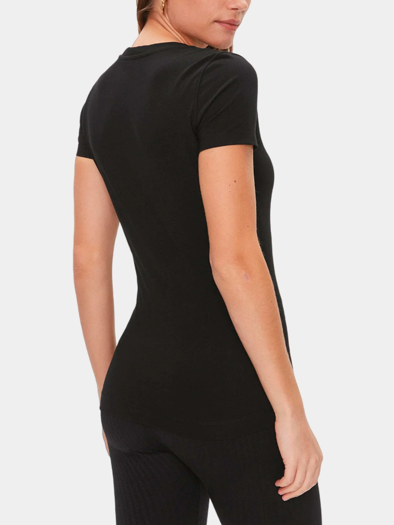 Футболки и поло GUESS модель W4RI33-J1314-JBLK Футболки и поло GUESS модель W4RI33-J1314-JBLK Фото