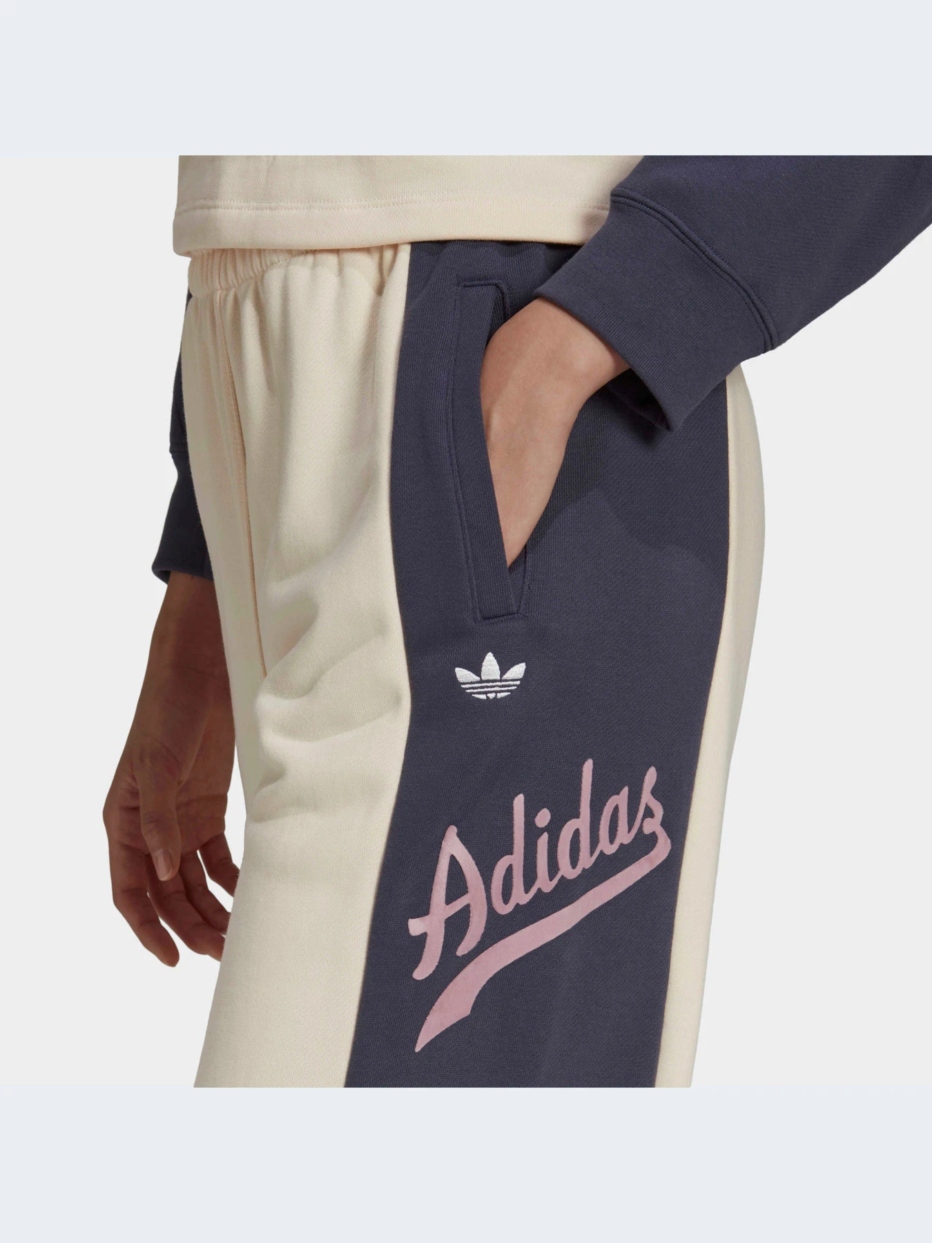 Брюки Adidas Graphics модель HD9779-KZ Брюки Adidas Graphics модель HD9779-KZ Фото