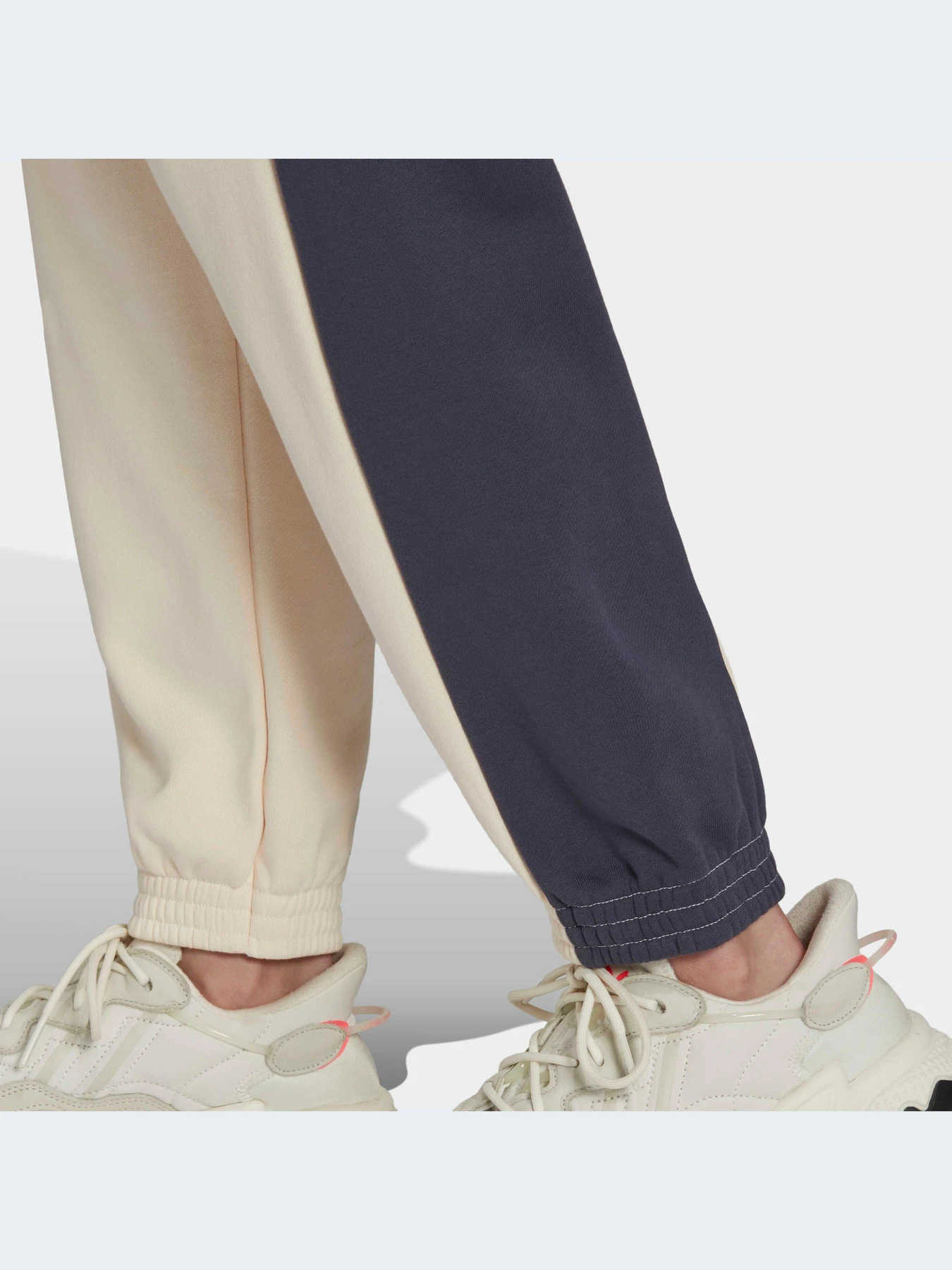 Брюки Adidas Graphics модель HD9779-KZ Брюки Adidas Graphics модель HD9779-KZ Фото