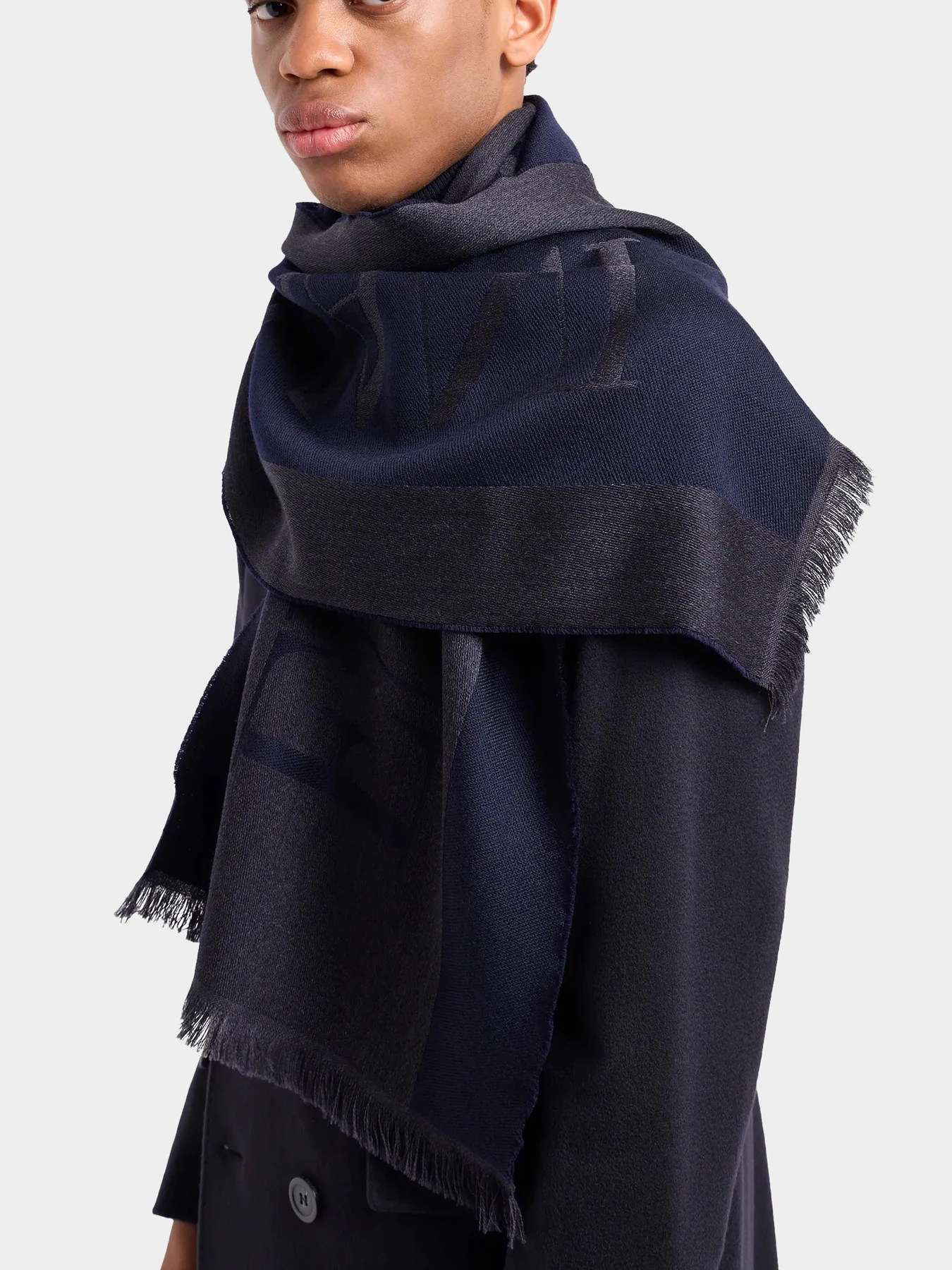 Шарфы и платки Emporio Armani модель 625007-CC307-15035 Шарфы и платки Emporio Armani модель 625007-CC307-15035 Фото