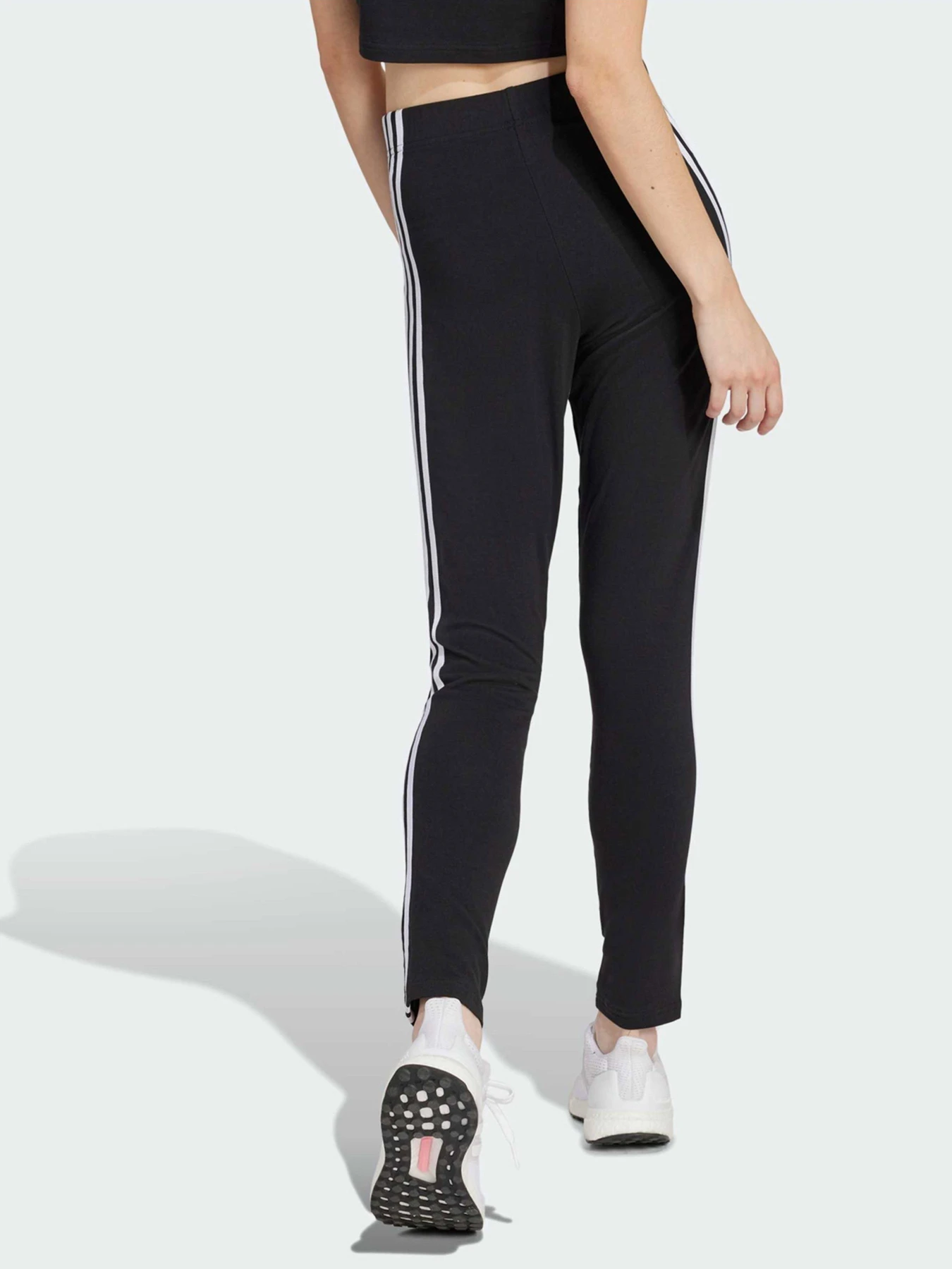 Брюки Adidas модель IP1570 Брюки Adidas модель IP1570 Фото