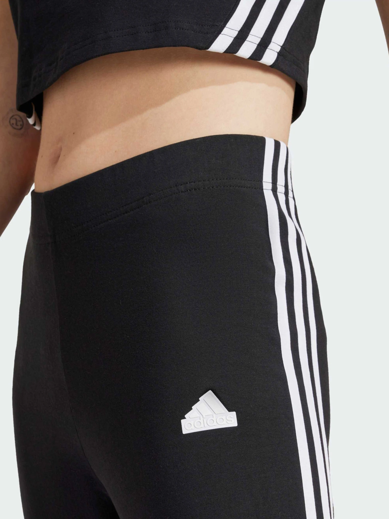 Брюки Adidas модель IP1570 Брюки Adidas модель IP1570 Фото