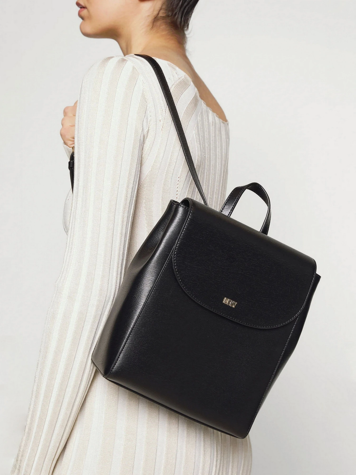 Рюкзаки DKNY модель R21K3R76-BGD-SS24 Рюкзаки DKNY модель R21K3R76-BGD-SS24 Фото