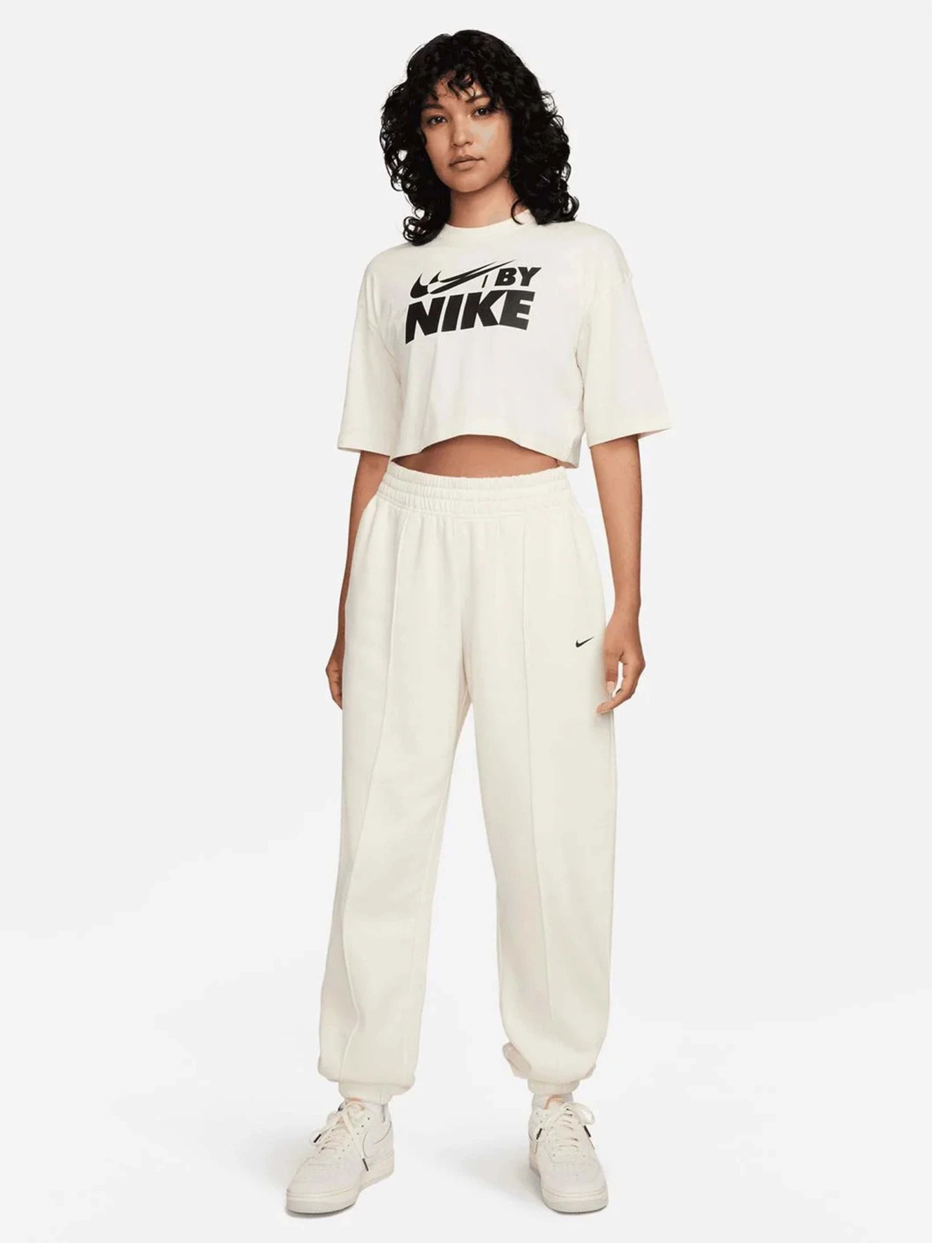 Футболки и поло NIKE модель FZ4635-113 Футболки и поло NIKE модель FZ4635-113 Фото