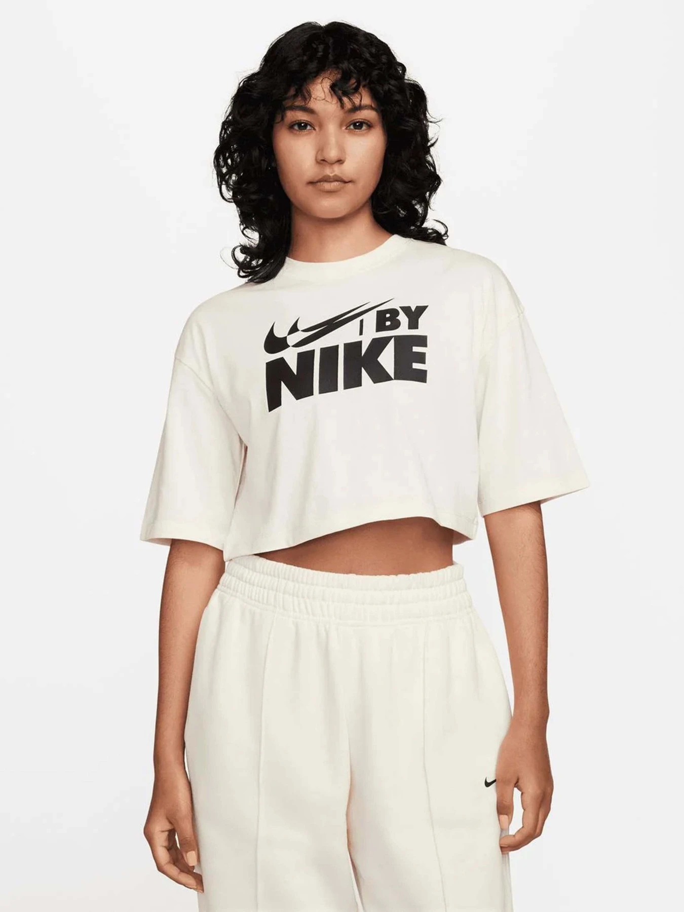 Футболки и поло NIKE модель FZ4635-113 Футболки и поло NIKE модель FZ4635-113 Фото