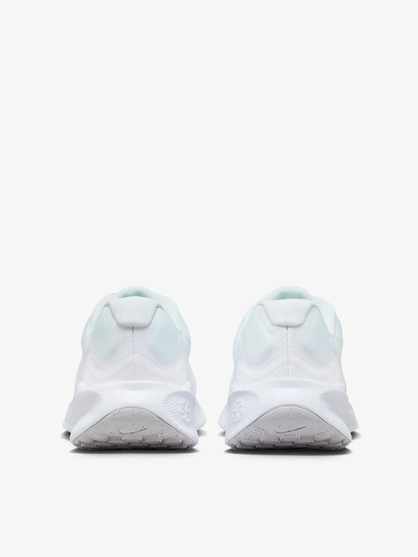 Кроссовки NIKE модель FB2208-100 Кроссовки NIKE модель FB2208-100 Фото