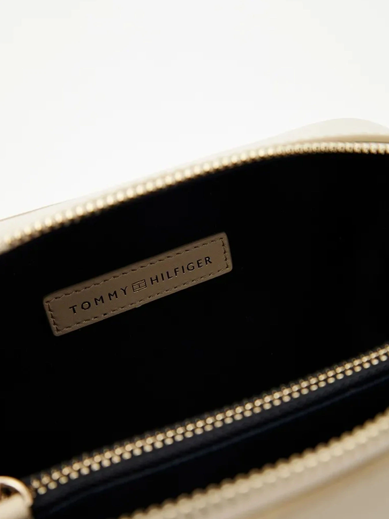 Сумки Tommy Hilfiger модель AW0AW15994-0F9 Фото
