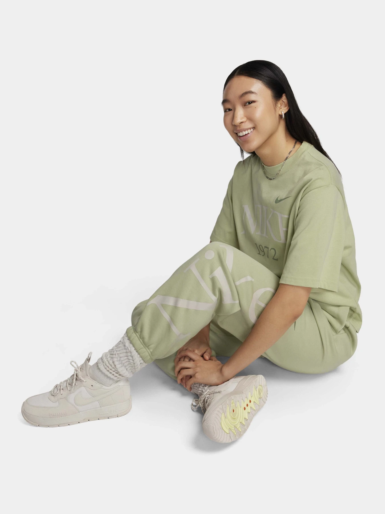 Брюки NIKE модель FN2552-371 Брюки NIKE модель FN2552-371 Фото