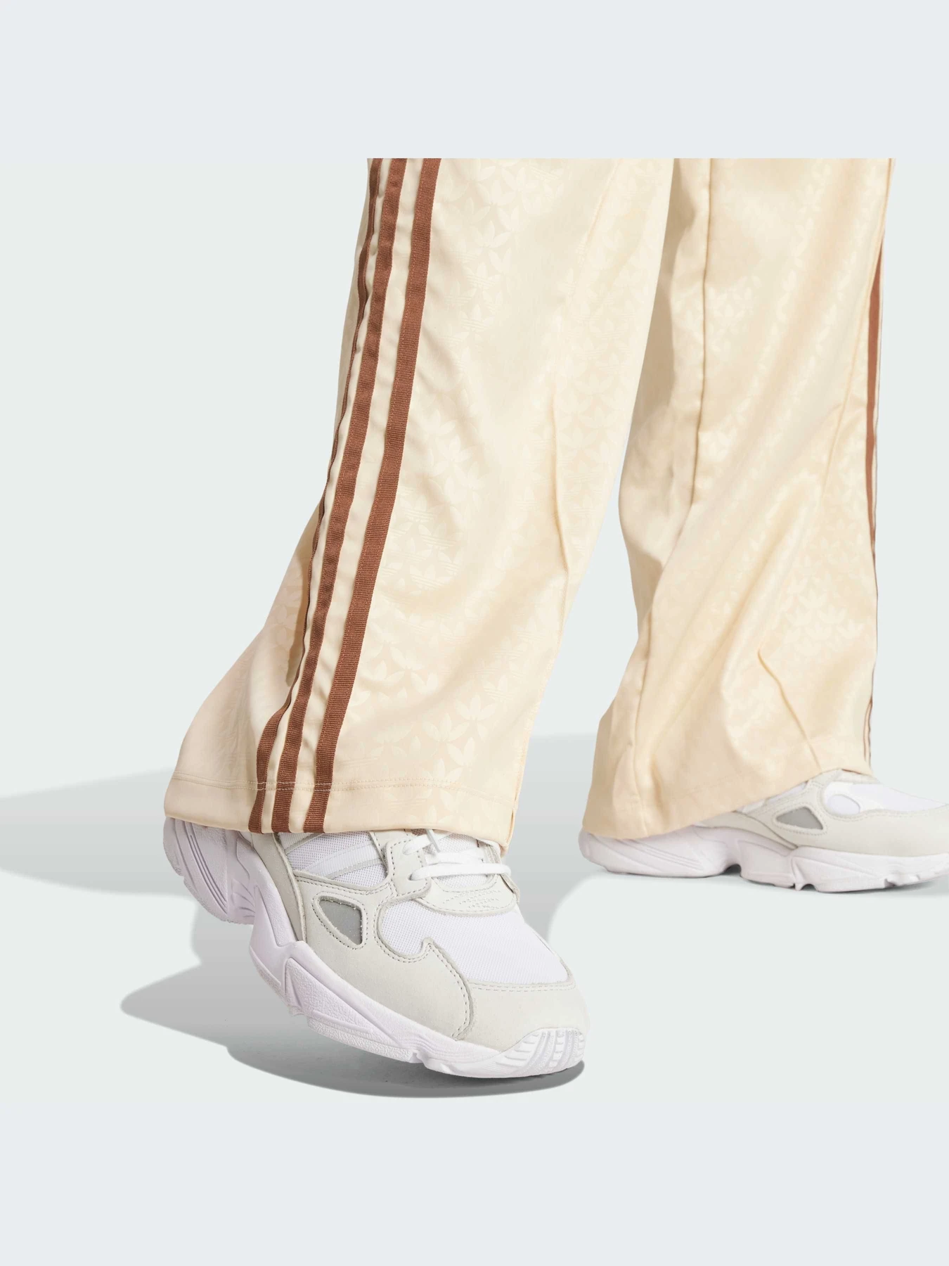 Брюки Adidas Graphics модель IS3854-KZ Брюки Adidas Graphics модель IS3854-KZ Фото