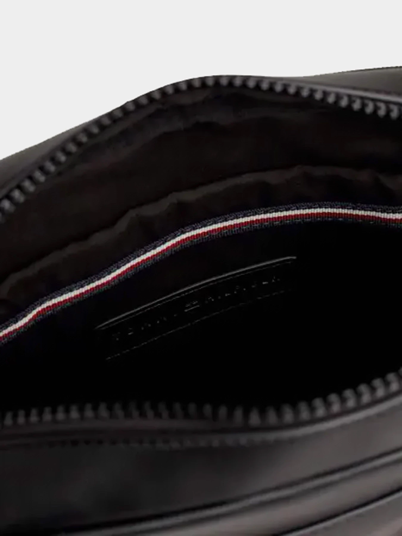 Сумки Tommy Hilfiger модель AM0AM12355-BDS Сумки Tommy Hilfiger модель AM0AM12355-BDS Фото