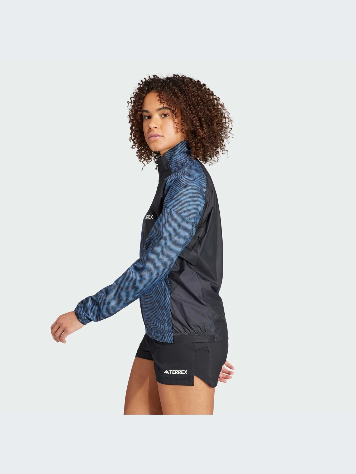 Куртки и дубленки Adidas модель IA1808-KZ Куртки и дубленки Adidas модель IA1808-KZ Фото