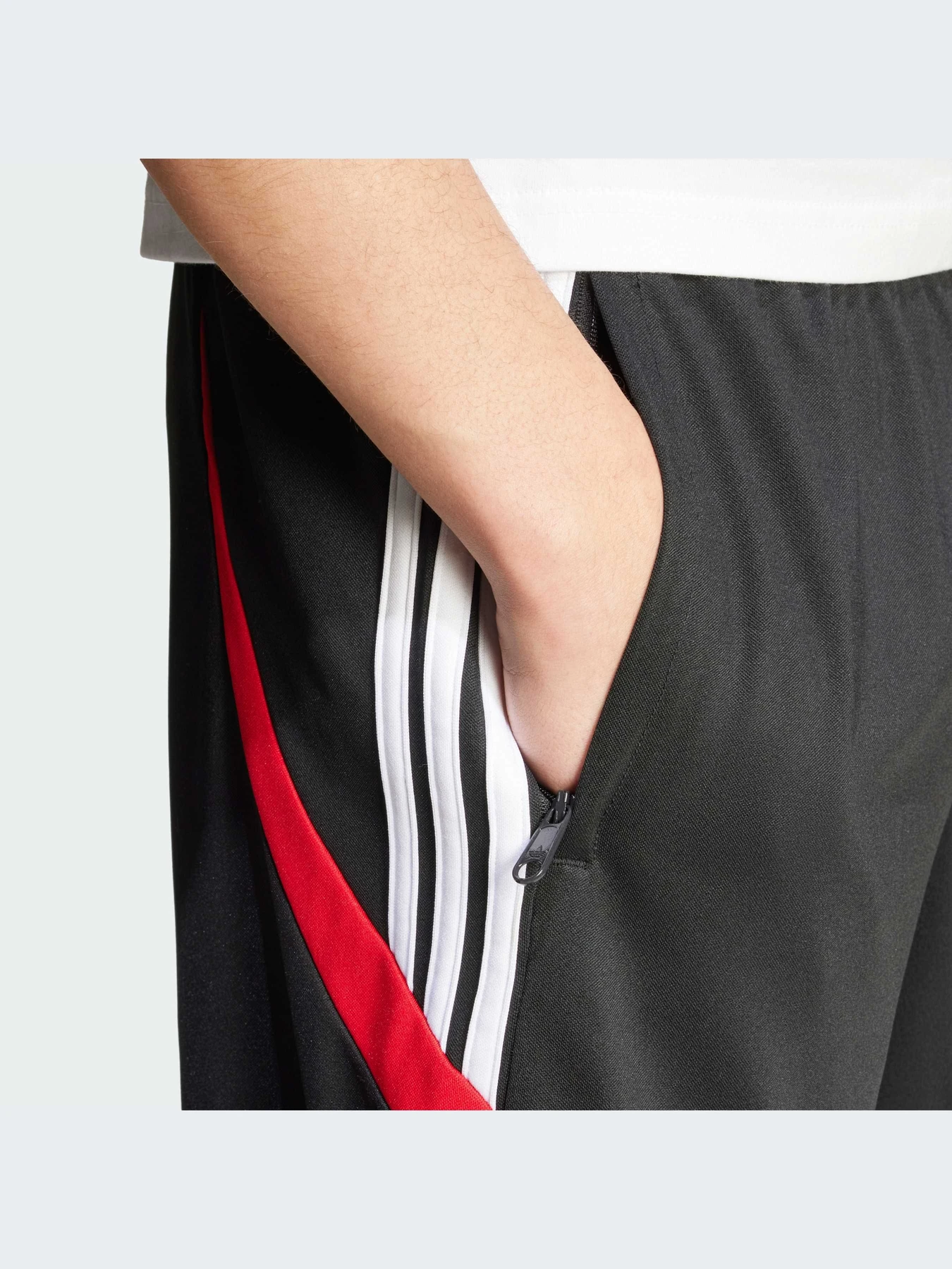 Шорты Adidas модель IX9642-KZ Шорты Adidas модель IX9642-KZ Фото