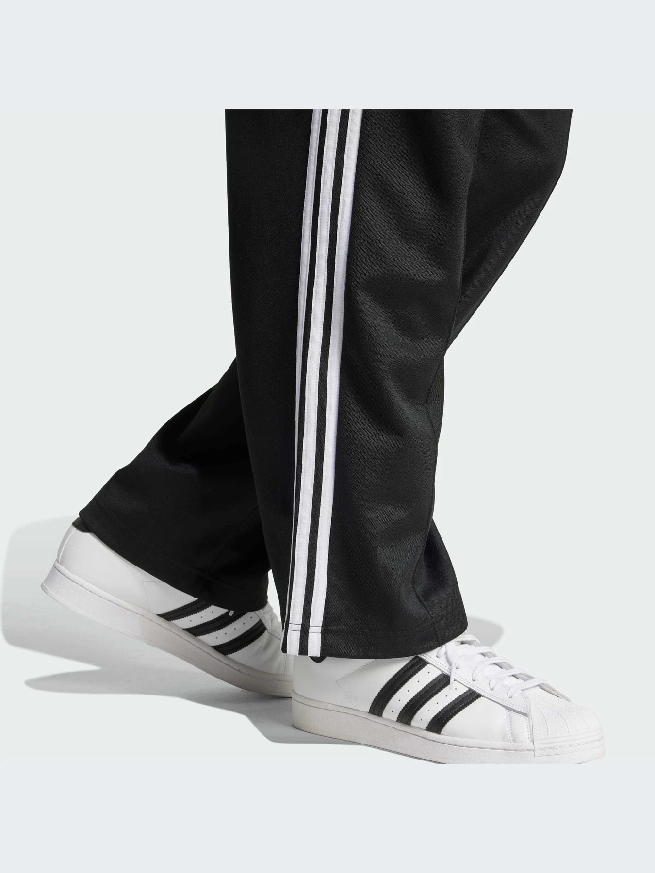 Брюки Adidas Adicolor модель IZ4801-KZ Брюки Adidas Adicolor модель IZ4801-KZ Фото