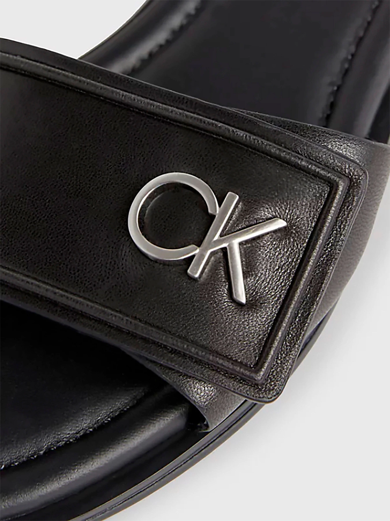 Шлёпанцы Calvin Klein модель HW0HW01939-BEH Шлёпанцы Calvin Klein модель HW0HW01939-BEH Фото