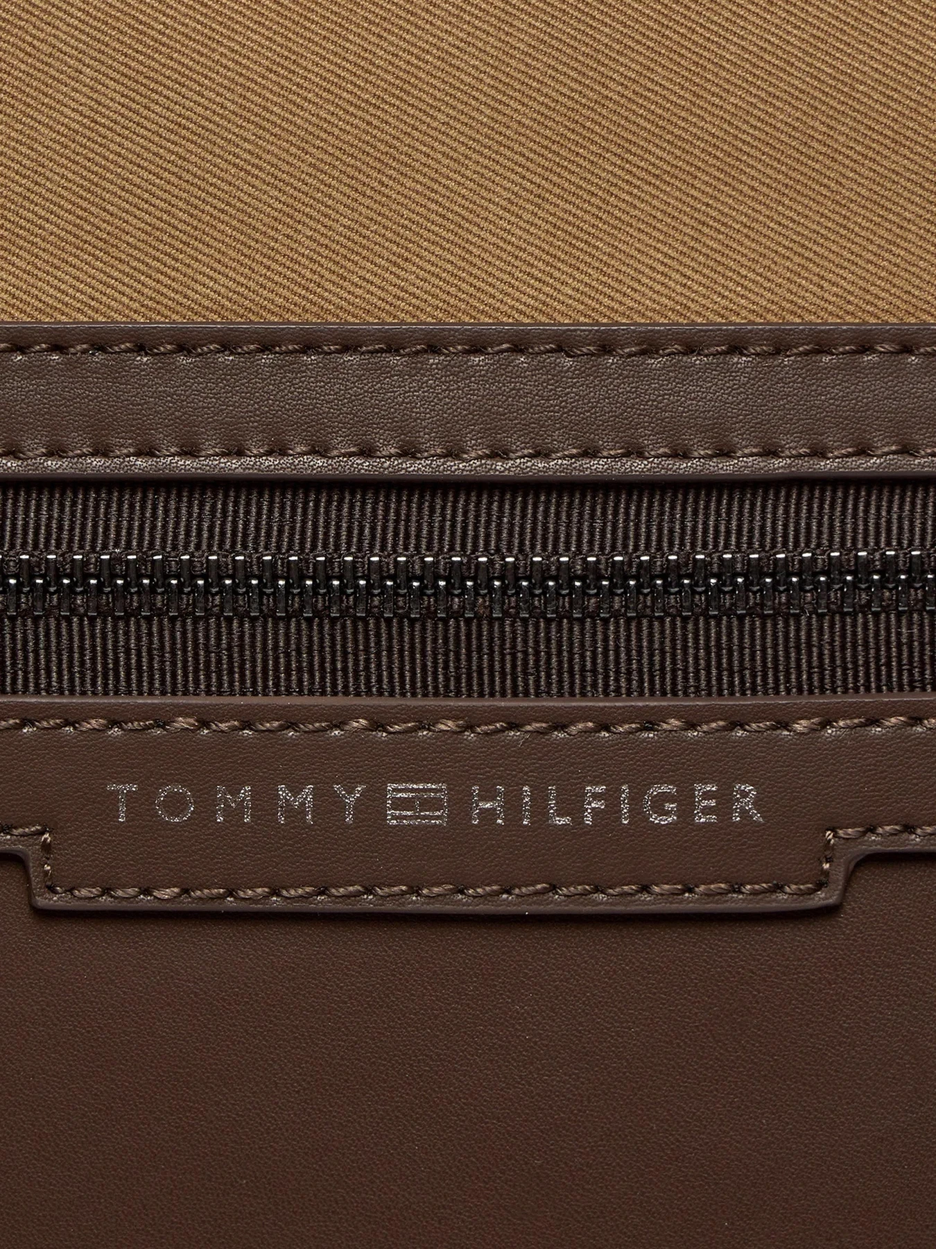 Сумки Tommy Hilfiger модель AM0AM12229-GWJ Сумки Tommy Hilfiger модель AM0AM12229-GWJ Фото