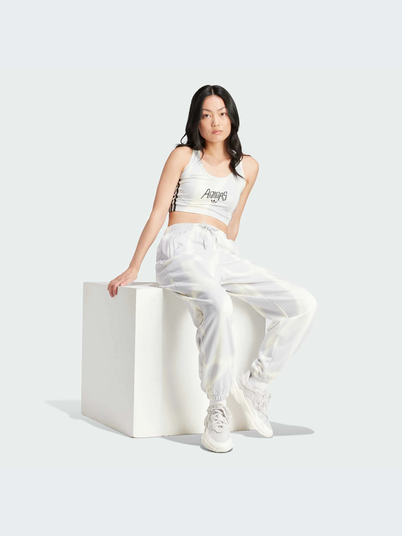 Брюки Adidas Graphics модель IU2483-KZ Брюки Adidas Graphics модель IU2483-KZ Фото