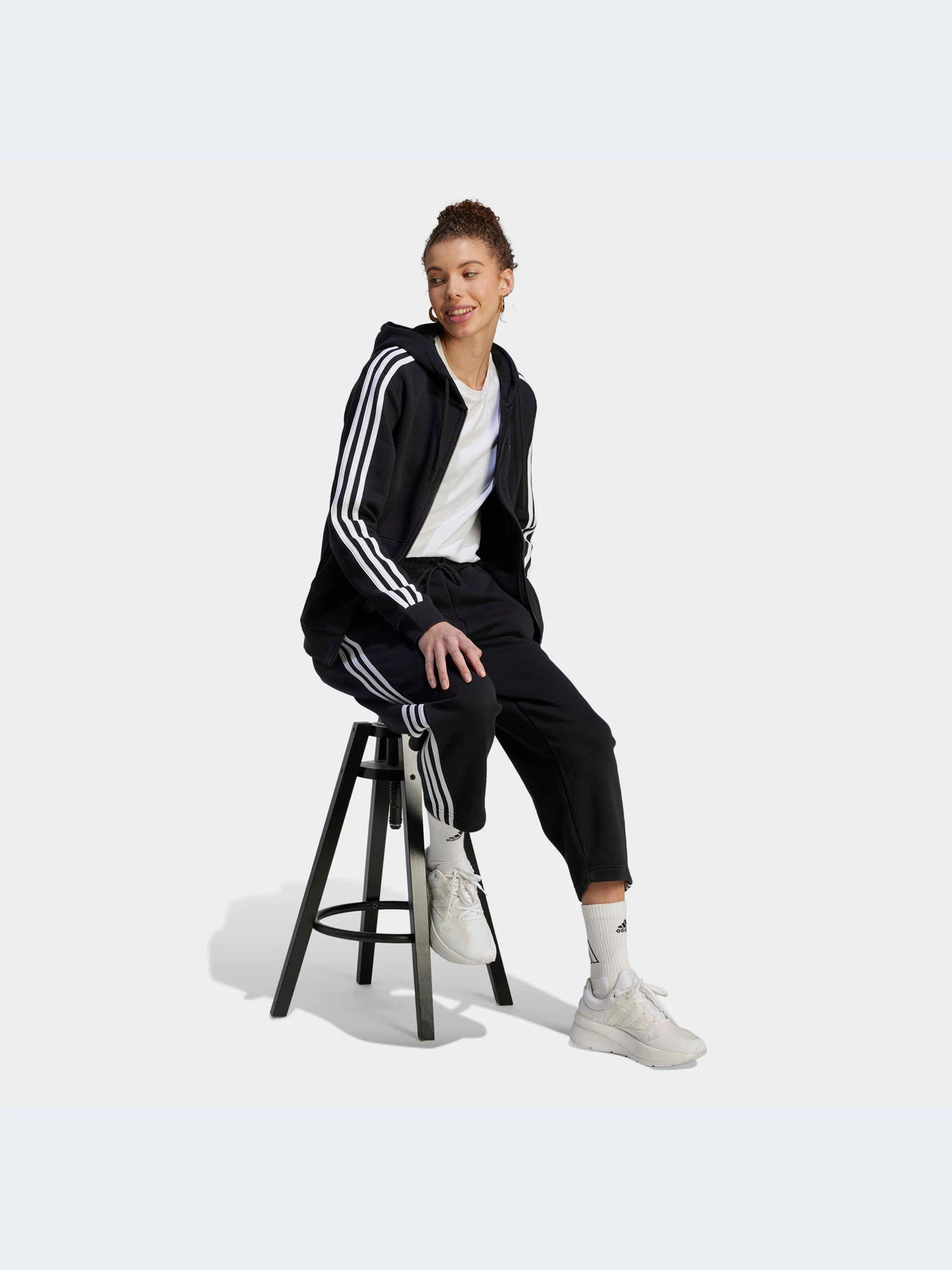 Худи и свитшоты Adidas модель HZ5743-KZ Худи и свитшоты Adidas модель HZ5743-KZ Фото