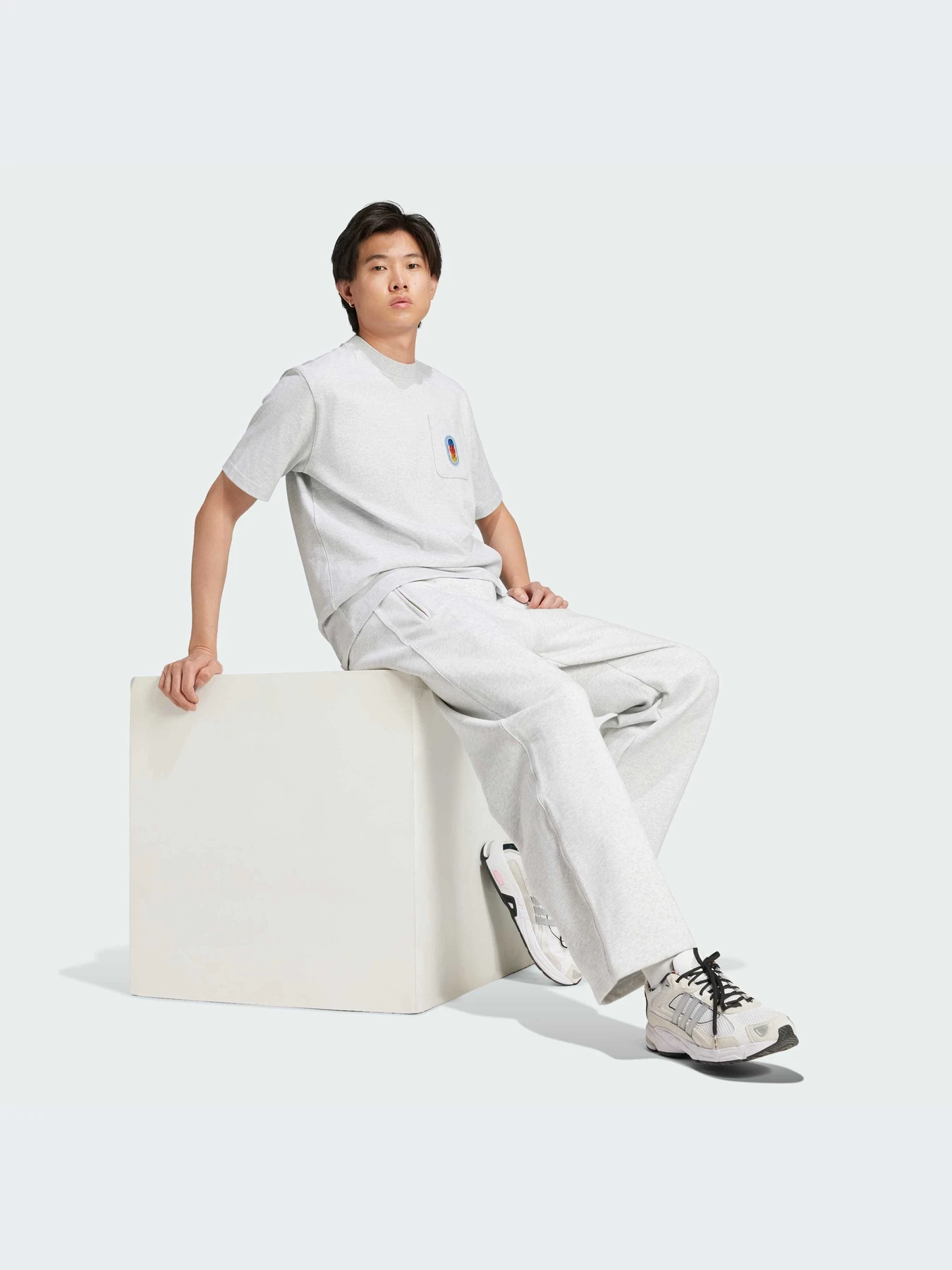 Футболки и поло Adidas Graphics модель IZ2552-KZ Футболки и поло Adidas Graphics модель IZ2552-KZ Фото