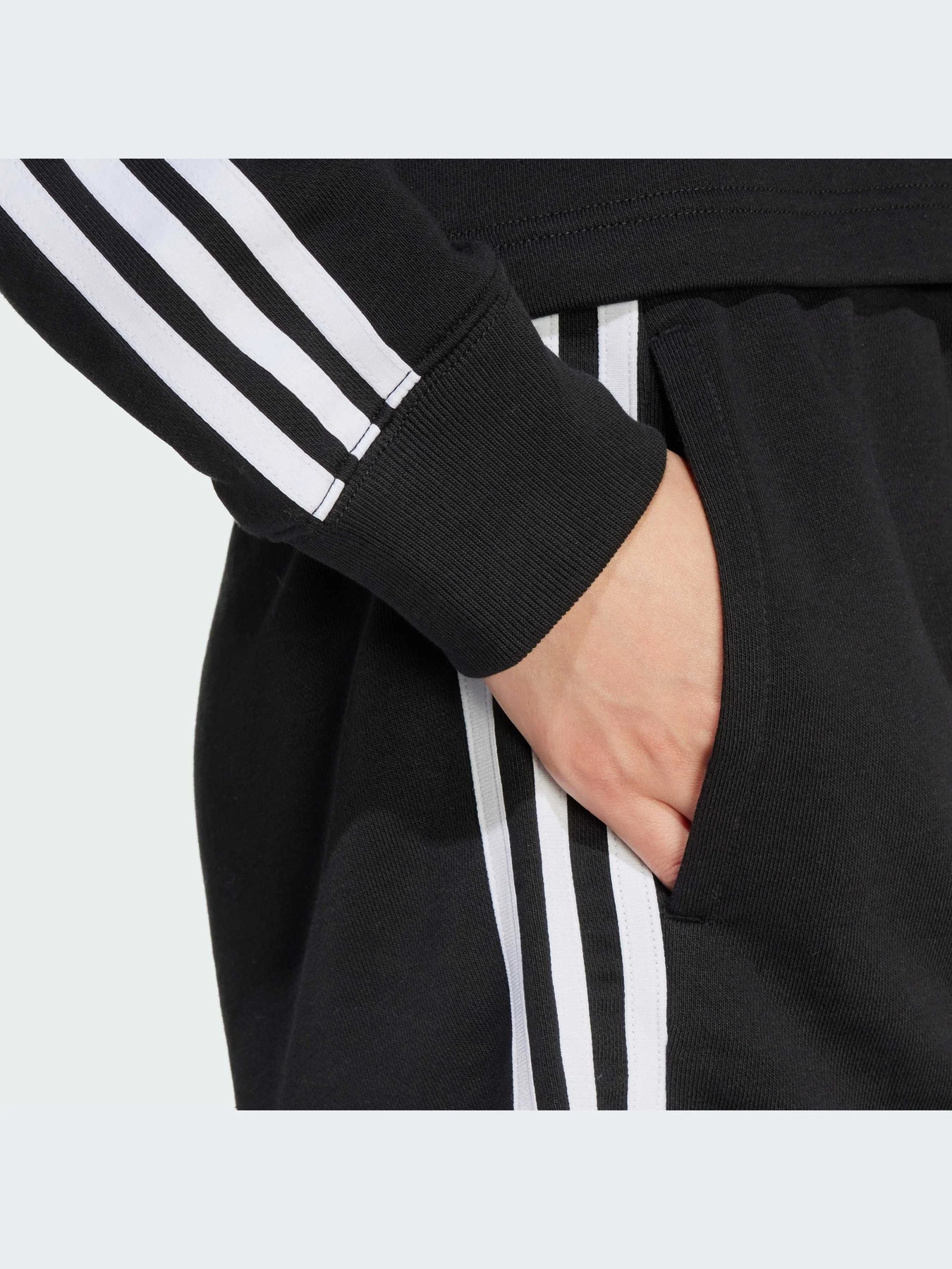 Шорты Adidas Adicolor модель IU2517-KZ Шорты Adidas Adicolor модель IU2517-KZ Фото