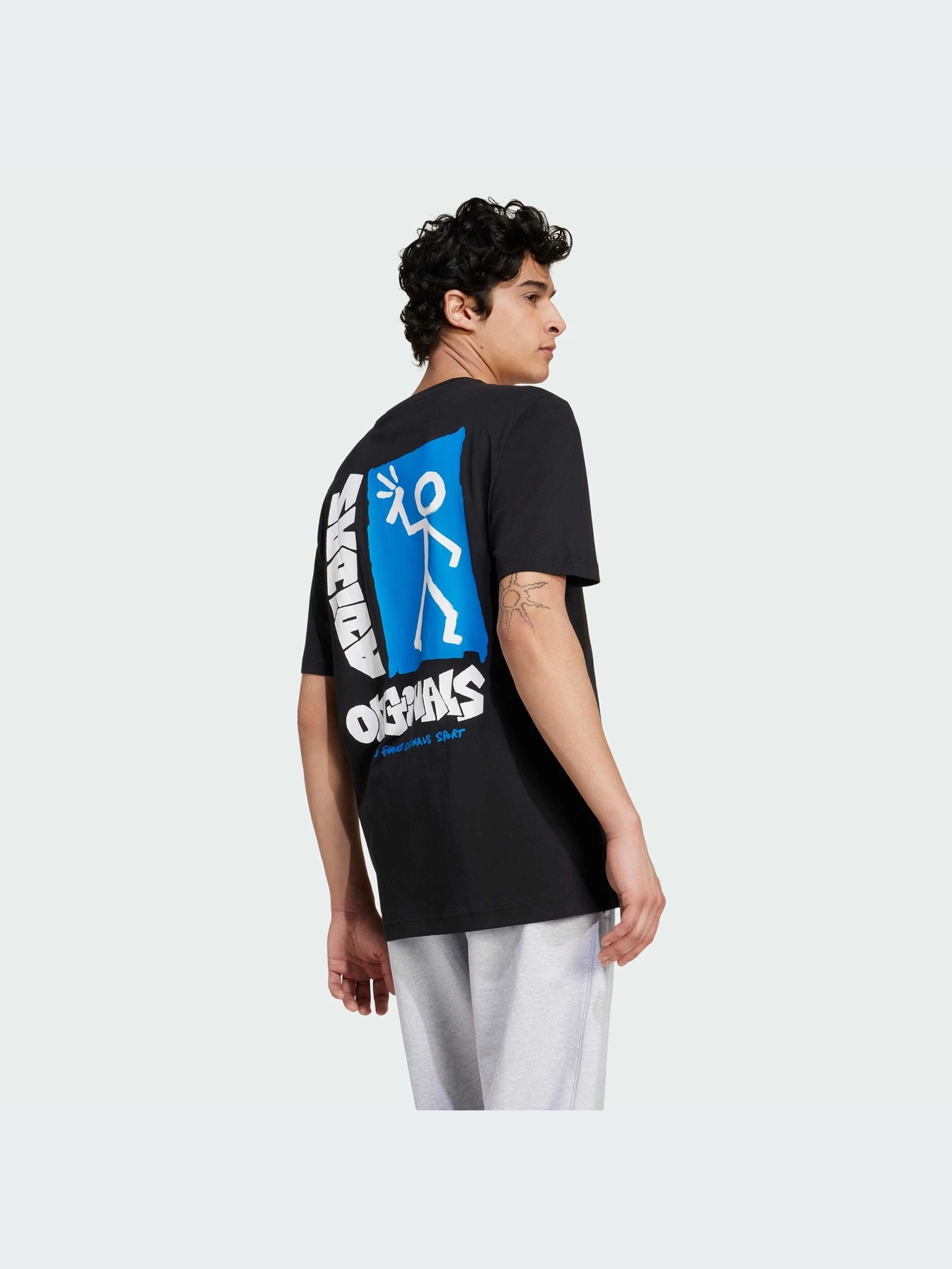 Футболки и поло Adidas Graphics модель IZ2580-KZ Футболки и поло Adidas Graphics модель IZ2580-KZ Фото