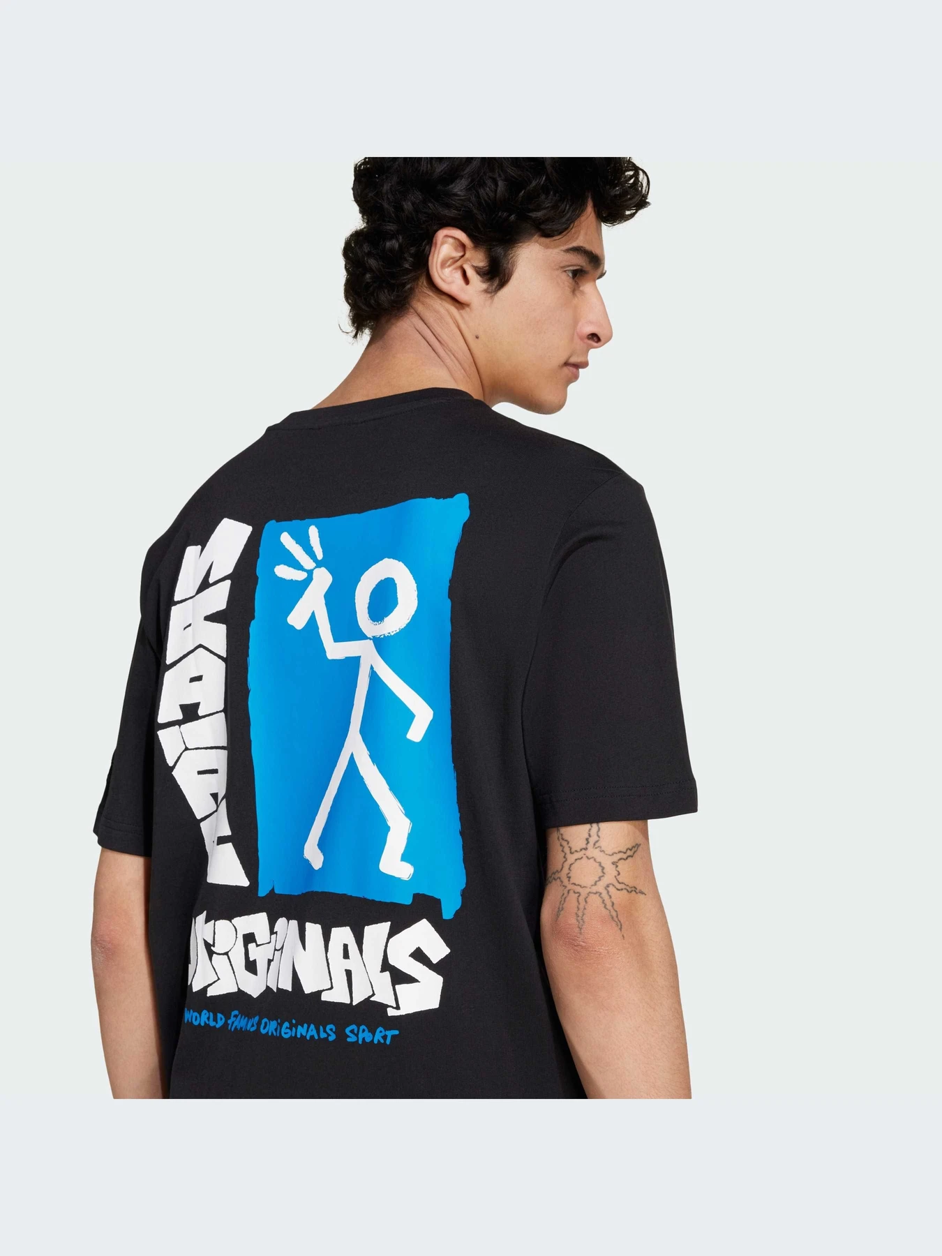 Футболки и поло Adidas Graphics модель IZ2580-KZ Футболки и поло Adidas Graphics модель IZ2580-KZ Фото