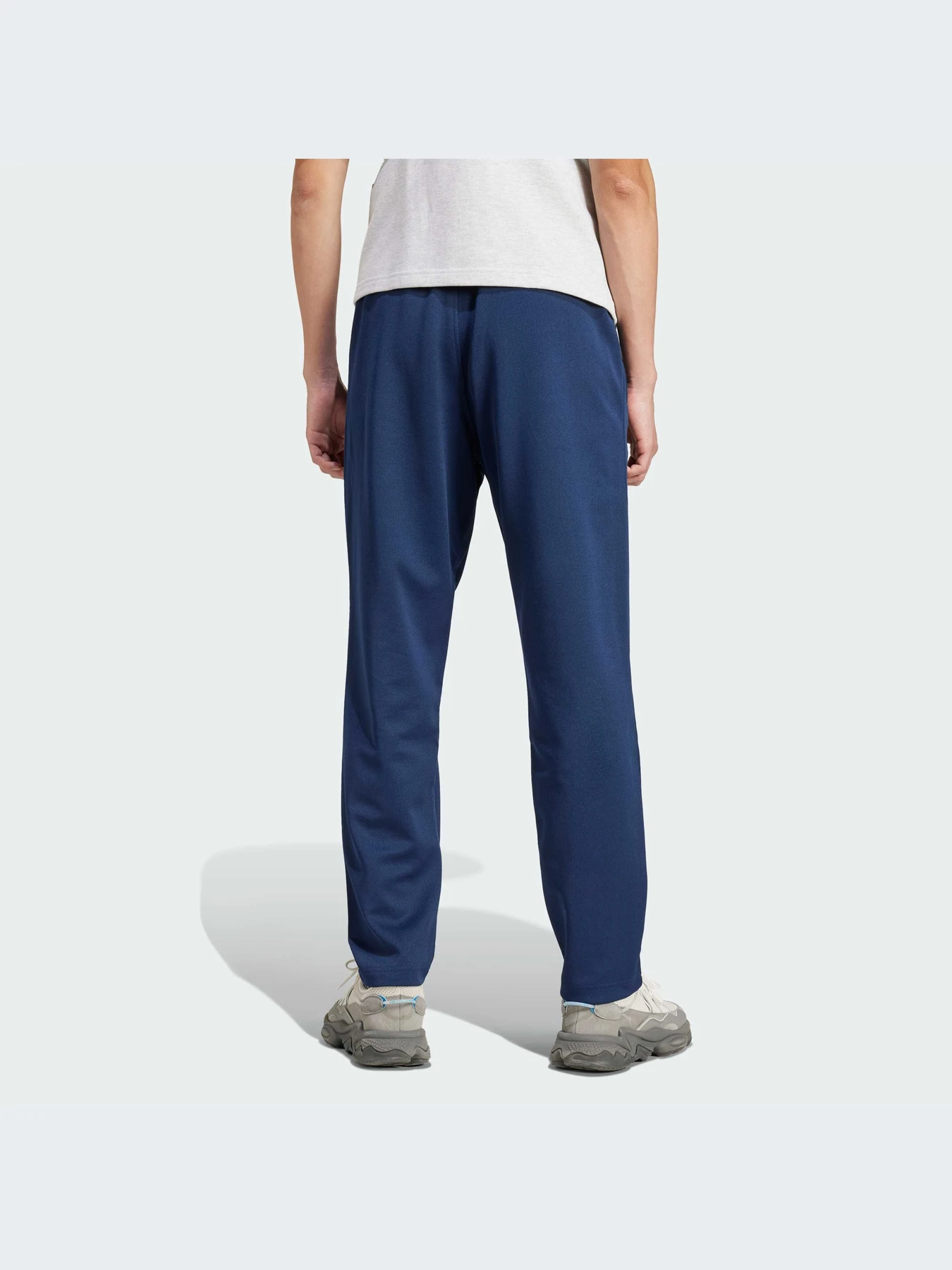 Спортивная одежда Adidas модель IW3232-KZ Спортивная одежда Adidas модель IW3232-KZ Фото