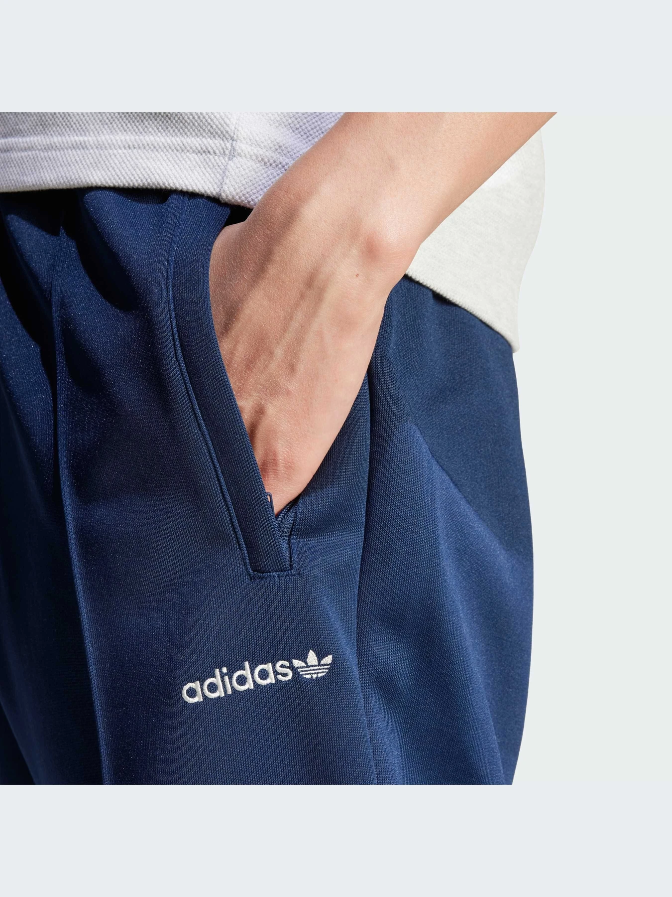 Спортивная одежда Adidas модель IW3232-KZ Спортивная одежда Adidas модель IW3232-KZ Фото