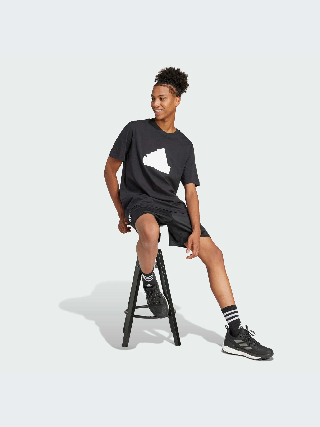 Футболки и поло Adidas Icons модель IZ1621-KZ Футболки и поло Adidas Icons модель IZ1621-KZ Фото