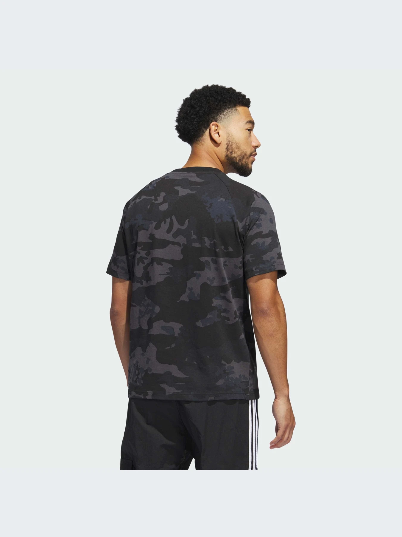 Футболки и поло Adidas Graphics модель IS2892-KZ Футболки и поло Adidas Graphics модель IS2892-KZ Фото