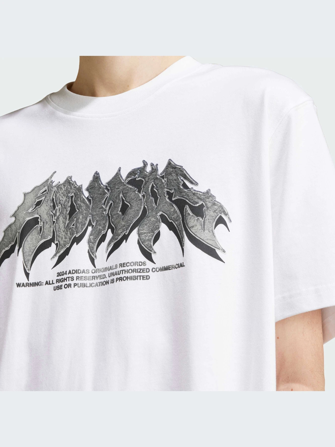 Футболки и поло Adidas Graphics модель IS2946-KZ Футболки и поло Adidas Graphics модель IS2946-KZ Фото