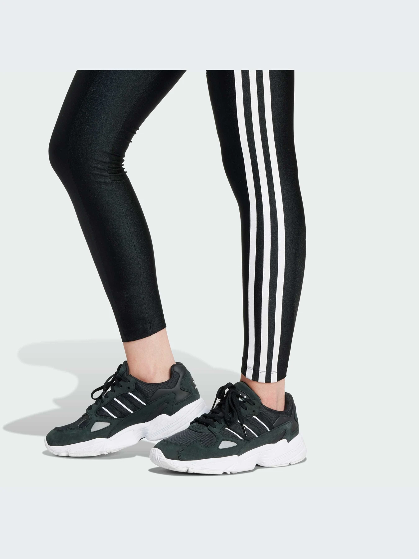 Брюки Adidas Adicolor модель IU2522-KZ Брюки Adidas Adicolor модель IU2522-KZ Фото
