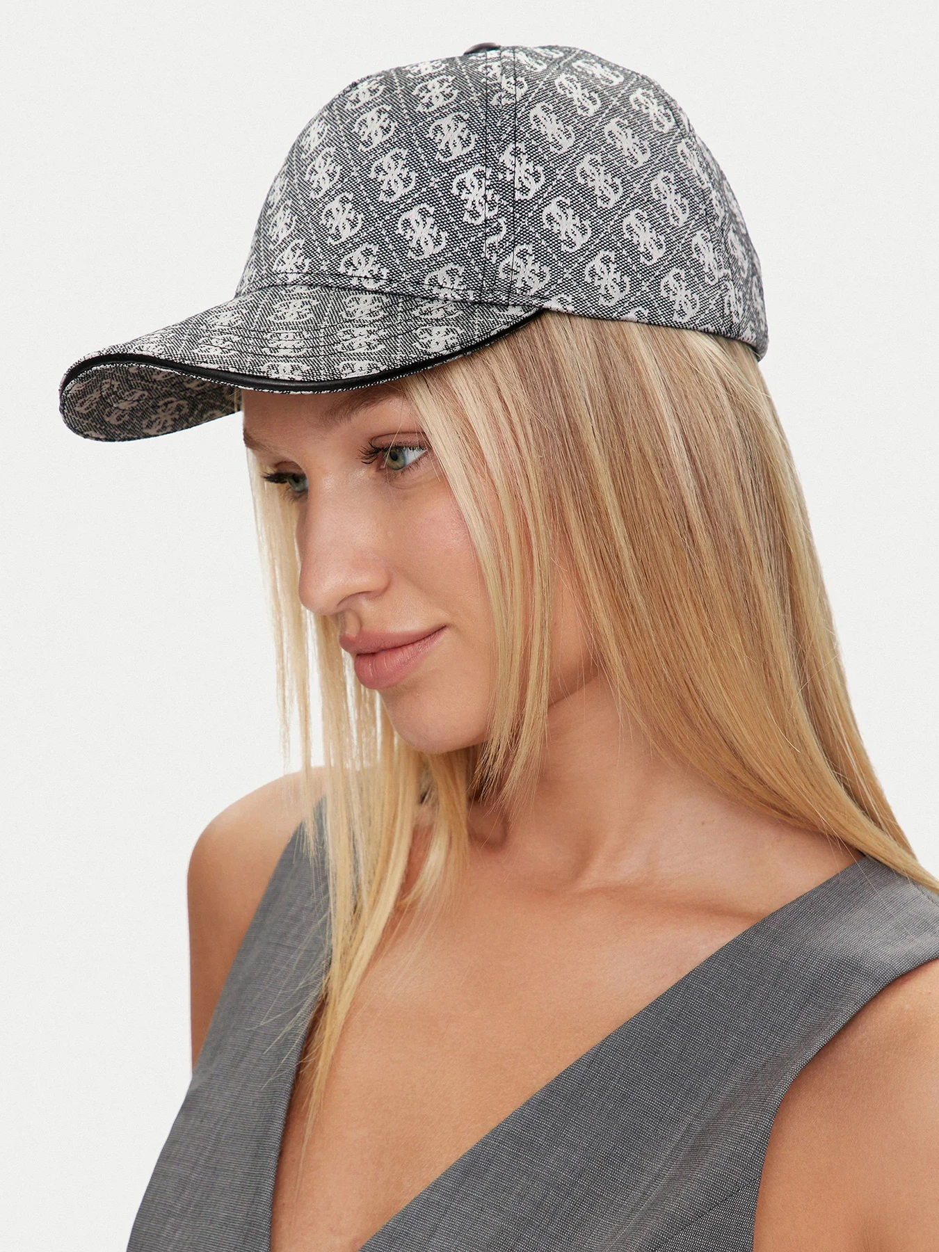 Шапки и кепки GUESS модель AW5155-POL03-CLO Шапки и кепки GUESS модель AW5155-POL03-CLO Фото