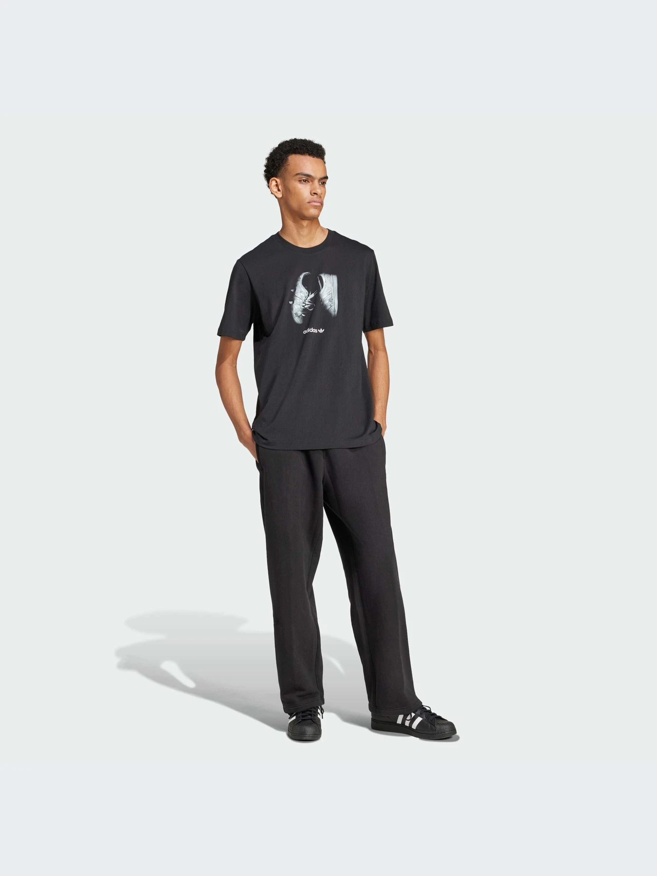 Футболки и поло Adidas Graphics модель IY3431-KZ Футболки и поло Adidas Graphics модель IY3431-KZ Фото