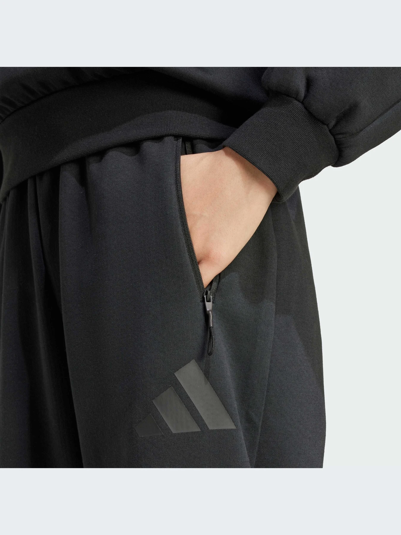 Брюки Adidas ZNE модель JE7850-KZ Брюки Adidas ZNE модель JE7850-KZ Фото