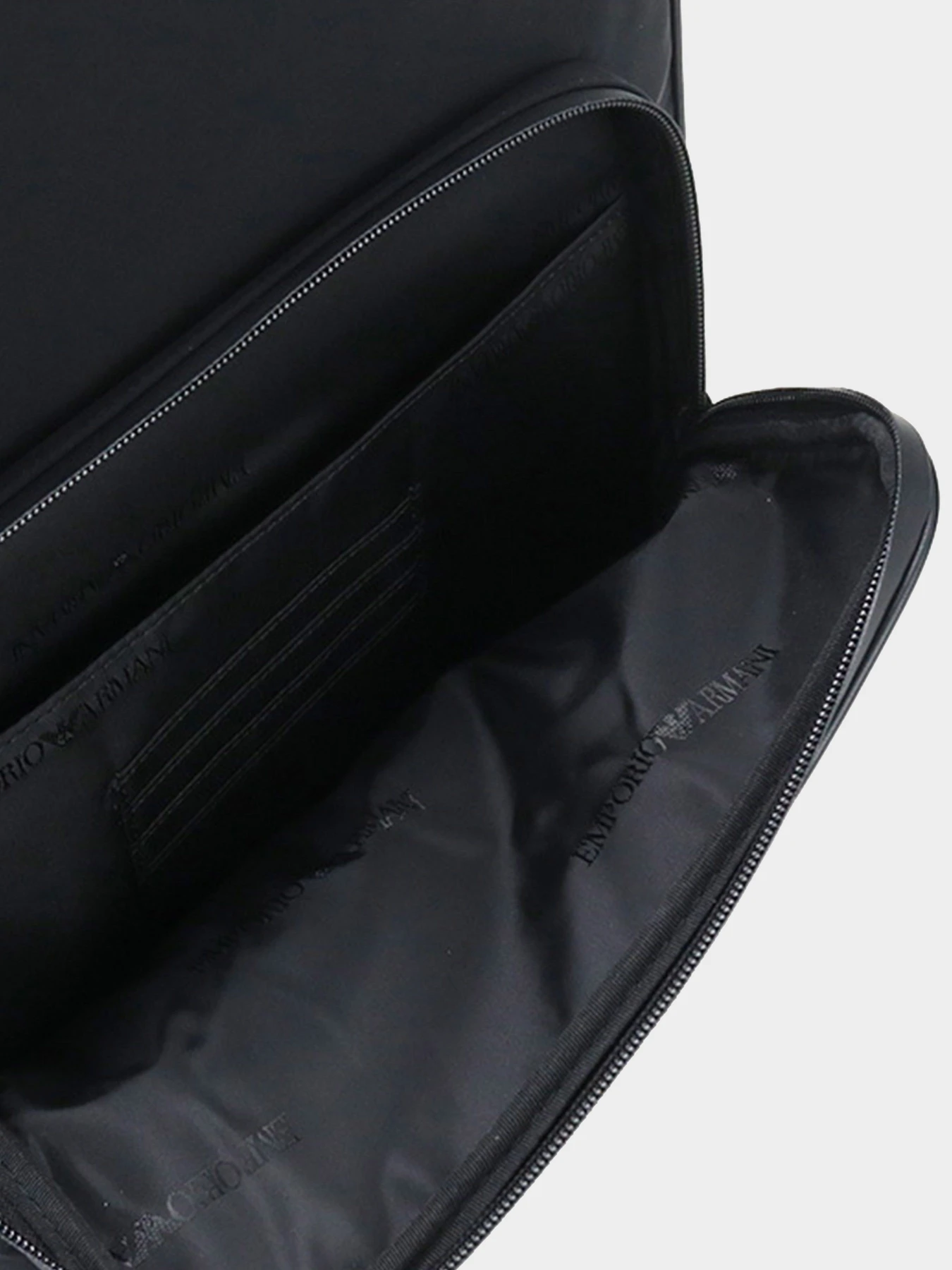 Рюкзаки Emporio Armani модель EM000109-AF10430-UC001 Рюкзаки Emporio Armani модель EM000109-AF10430-UC001 Фото