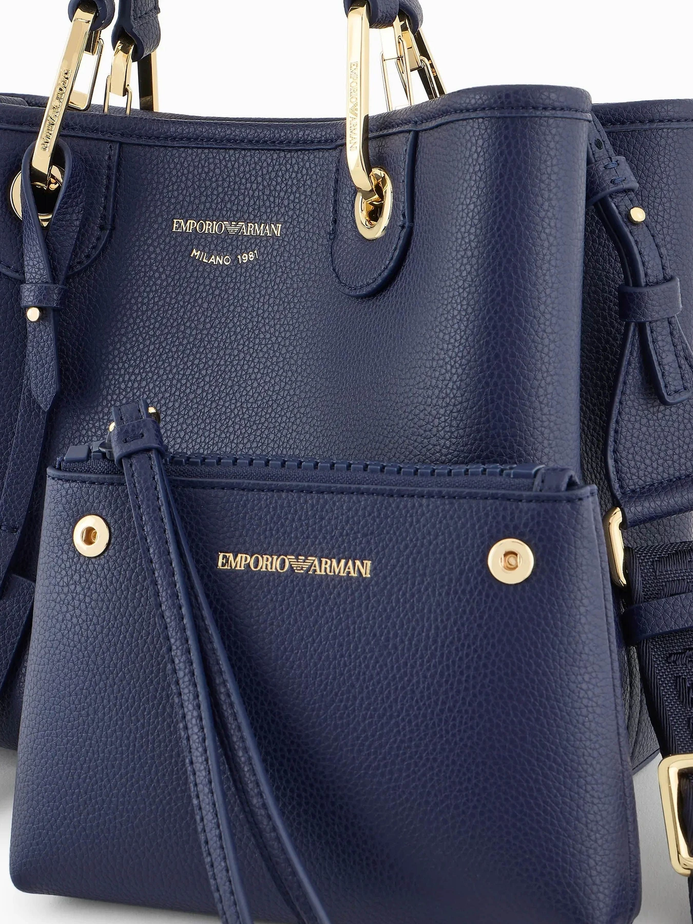 Сумки Emporio Armani модель EW000361-AF12036-MB051 Сумки Emporio Armani модель EW000361-AF12036-MB051 Фото